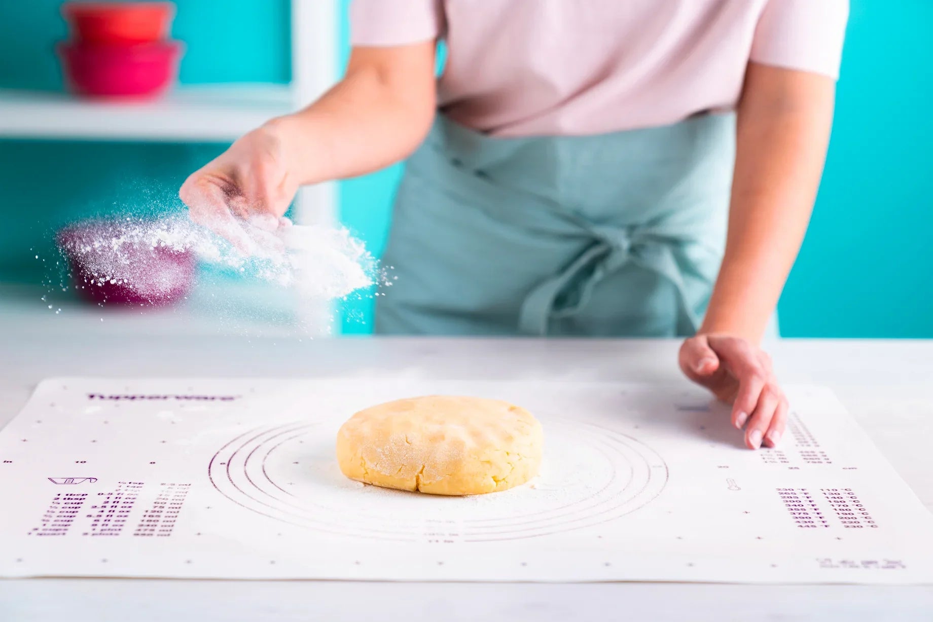 Teigunterlage von der Marke Tupperware / rutschfest / Praktisch und Ideal für alle Großen und kleinen Backkünstler / mit Praktisch granulierter Oberfläche / mit Markierungen von Handelsüblichen Springformen, Backblechen und Umrechnungstabellen / Beispielbild Backunterlage mit Teig / Hier direkt online kaufen 