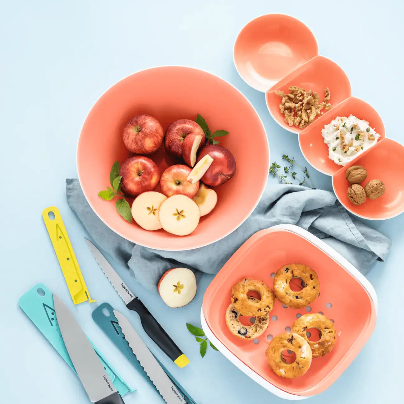 Tupperware Allegra Servier-Perle Lachs mit Walnüssen und Dip neben Allegra-Schüssel mit Äpfeln, Draufsicht