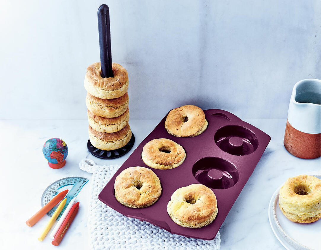 Pürier Meister von der Marke Tupperware / Kartoffelstampfer in der Farbe Schwarz / einfaches und schnelles Stampfen / der Stampfer kommt auch gut in die ecken von Schüsseln und Töpfen / Beispielbild Kartoffelstampfer als Backhilfe /  Hier direkt online kaufen