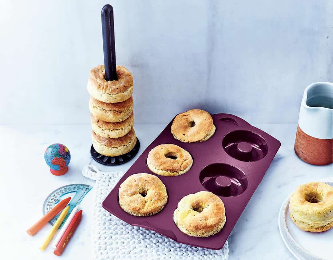 Pürier Meister von der Marke Tupperware / Kartoffelstampfer in der Farbe Schwarz / einfaches und schnelles Stampfen / der Stampfer kommt auch gut in die ecken von Schüsseln und Töpfen / Beispielbild Kartoffelstampfer als Backhilfe /  Hier direkt online kaufen