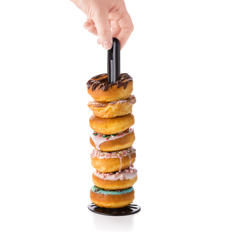 Pürier Meister von der Marke Tupperware / Kartoffelstampfer in der Farbe Schwarz / einfaches und schnelles Stampfen / der Stampfer kommt auch gut in die ecken von Schüsseln und Töpfen / Beispielbild Kartoffelstampfer mit Donuts aufgespießt / Hier direkt online kaufen