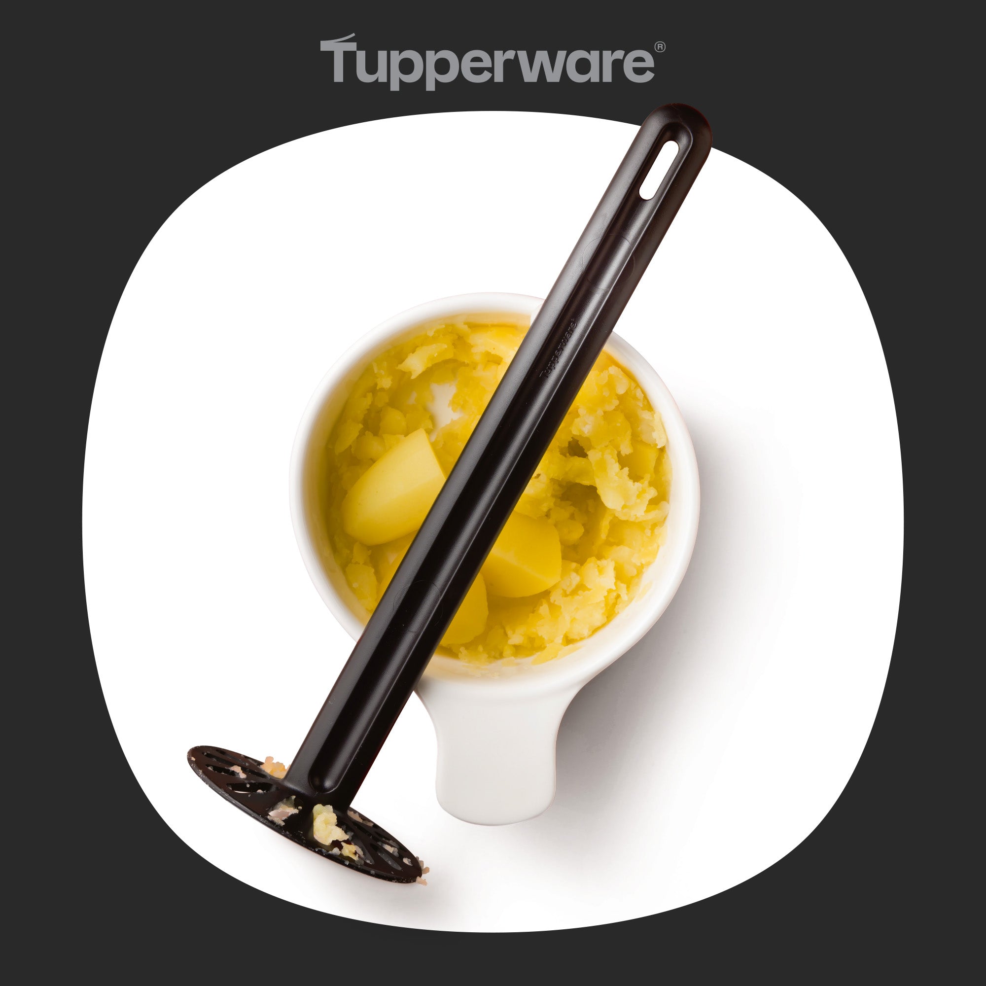 Pürier Meister von der Marke Tupperware / Kartoffelstampfer in der Farbe Schwarz / einfaches und schnelles Stampfen / der Stampfer kommt auch gut in die ecken von Schüsseln und Töpfen / mit in der Mitte gewölbten Boden / Hier direkt online kaufen