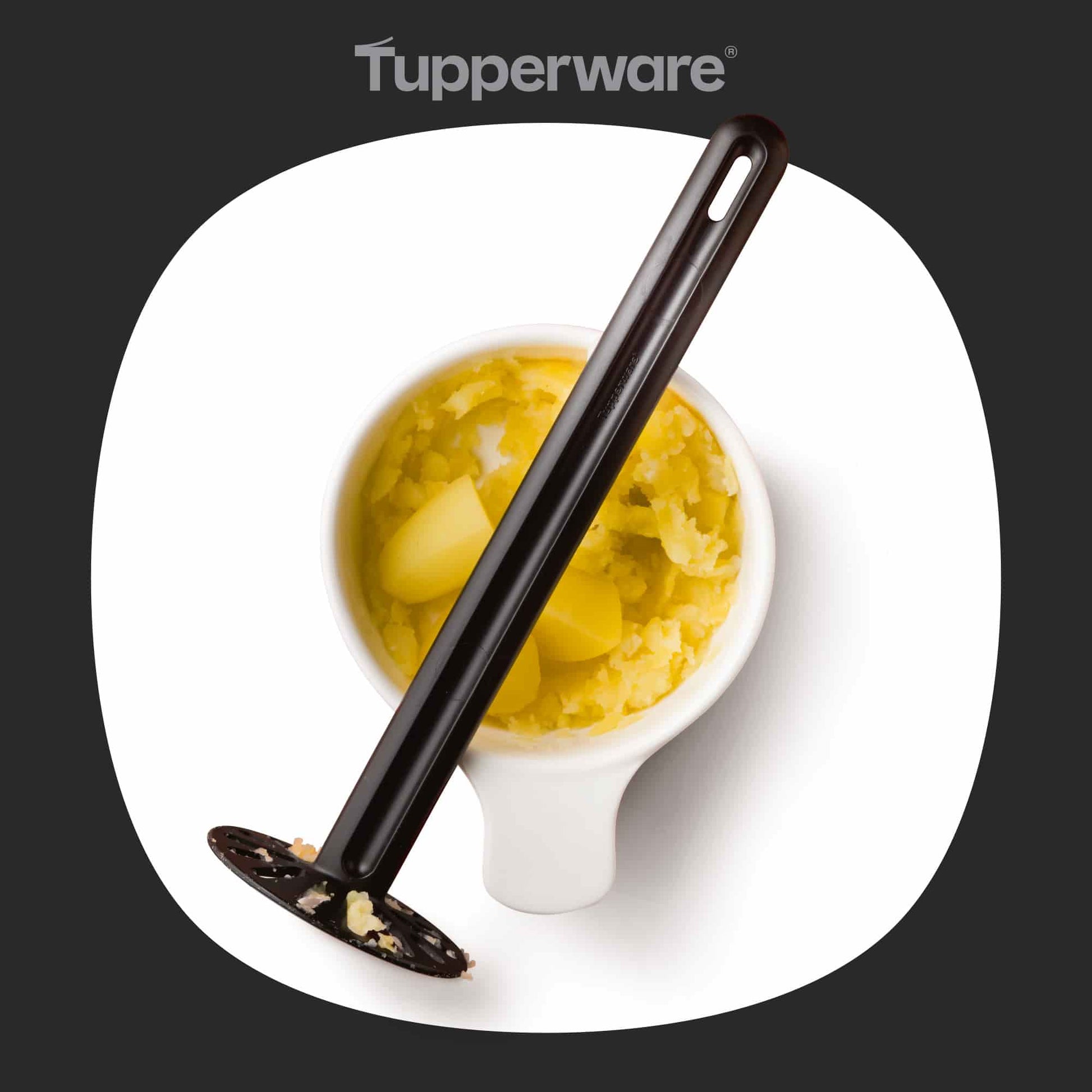 Pürier Meister von der Marke Tupperware / Kartoffelstampfer in der Farbe Schwarz / einfaches und schnelles Stampfen / der Stampfer kommt auch gut in die ecken von Schüsseln und Töpfen / mit in der Mitte gewölbten Boden / Hier direkt online kaufen