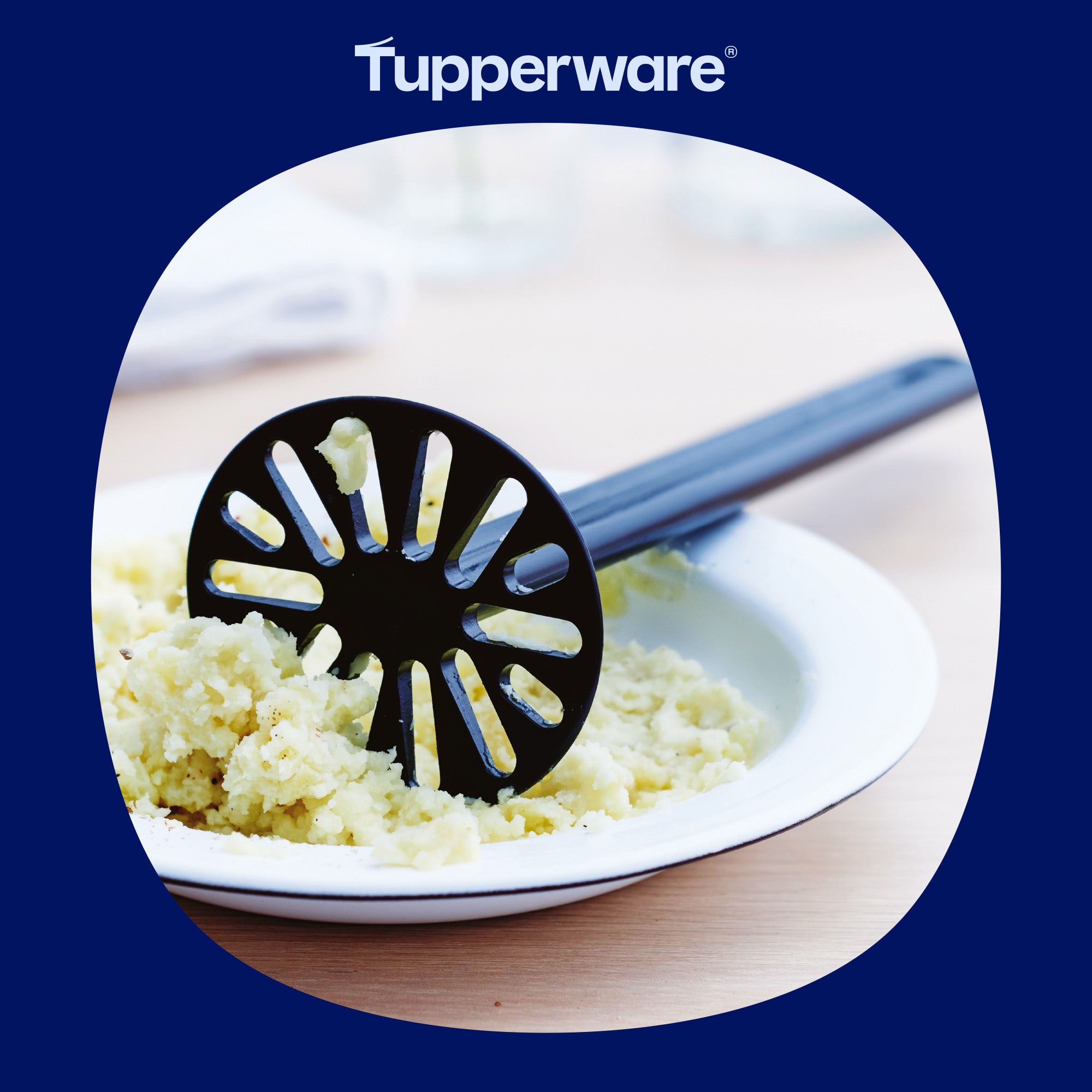 Pürier Meister von der Marke Tupperware / Kartoffelstampfer in der Farbe Schwarz / einfaches und schnelles Stampfen / der Stampfer kommt auch gut in die ecken von Schüsseln und Töpfen / Stampfer über dem Kartoffelpüree / mit Öffnung im Stiehl zum Aufhängen / Hier direkt online kaufen