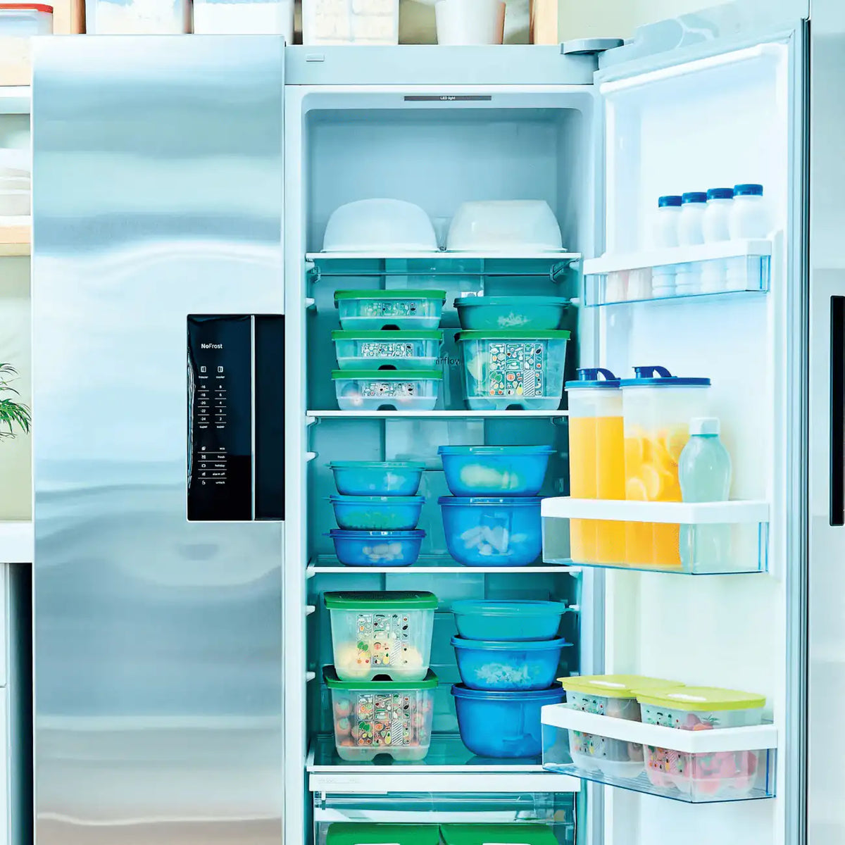 Tupperware Junior KäseMaX im Kühlschrank auf dem obersten Fach neben Tupperware Frischhaltedosen und Vorratsbehältern