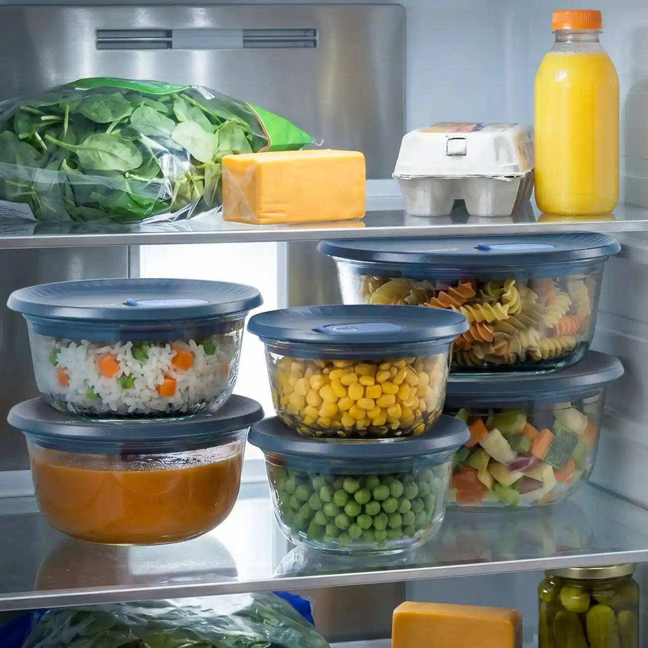 Tupperware Voila Glass Rundbehaelter mit Lebensmitteln im Kuehlschrank - luftdicht, mikrowellen- und ofenfest
