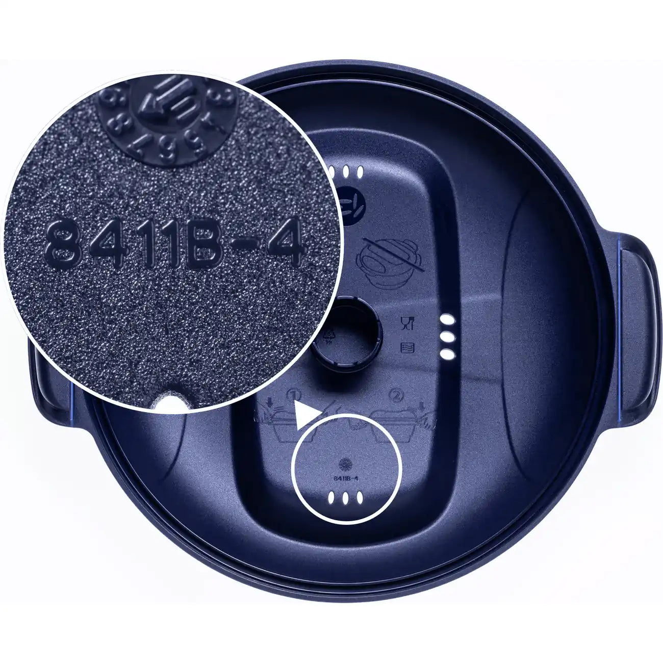 Tupperware Reis-Deckel 08411 für den Micro-CombiGourmet 3 l – Unterseite mit Lupe auf der Prägung 8411B-4, Mitternachtsblau