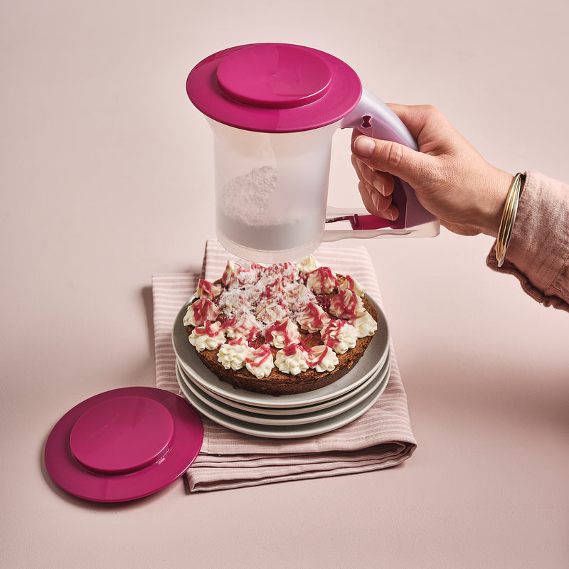 Tupperware Einhandsieb Rucki-Zucki D026 Backvorbereitungen & Backhelfer / Einhandsieb Rucki-Zucki von der Marke Tupperware / Puderzuckerstreuer / Mehlsieb / mit integrierter Messskala / Hier direkt online kaufen