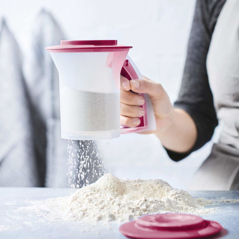 Tupperware Einhandsieb Rucki-Zucki D026 Backvorbereitungen & Backhelfer / Einhandsieb Rucki-Zucki von der Marke Tupperware / Puderzuckerstreuer / Mehlsieb / mit integrierter Messskala / Hier direkt online kaufen