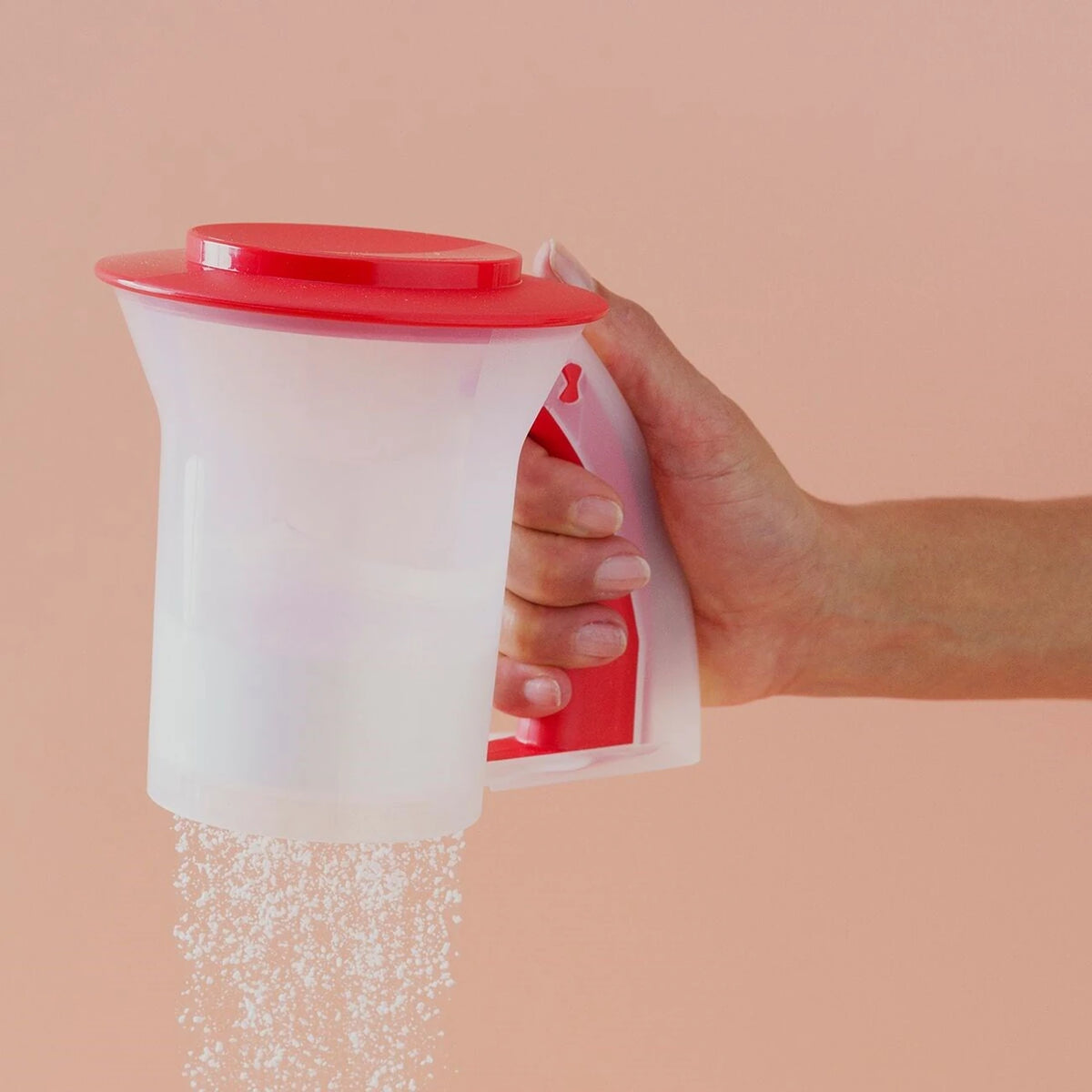 Tupperware Einhandsieb Rucki-Zucki Rot in Anwendung, Mehl sieben