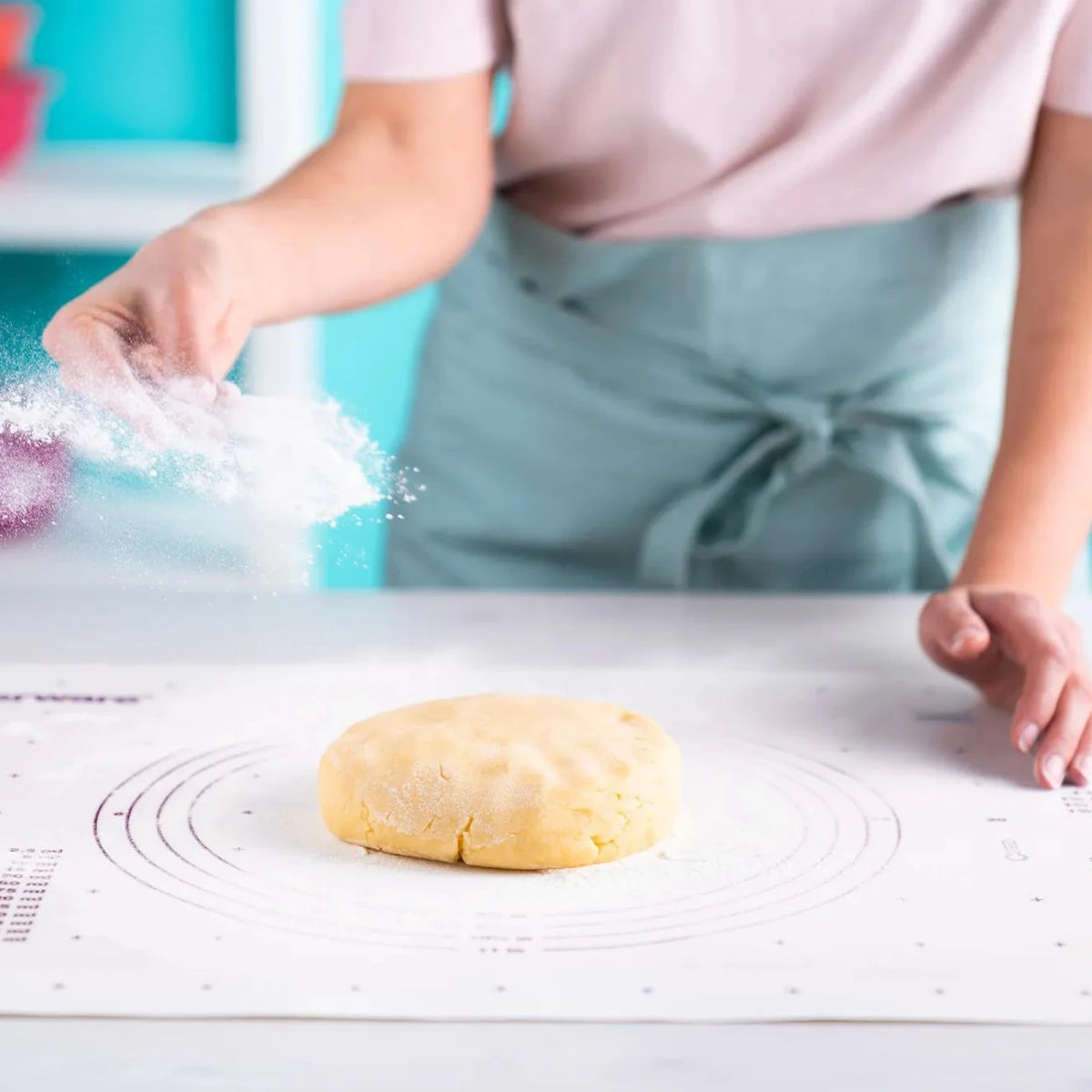 Tupperware Teigunterlage beim Bestäuben mit Mehl in Anwendung