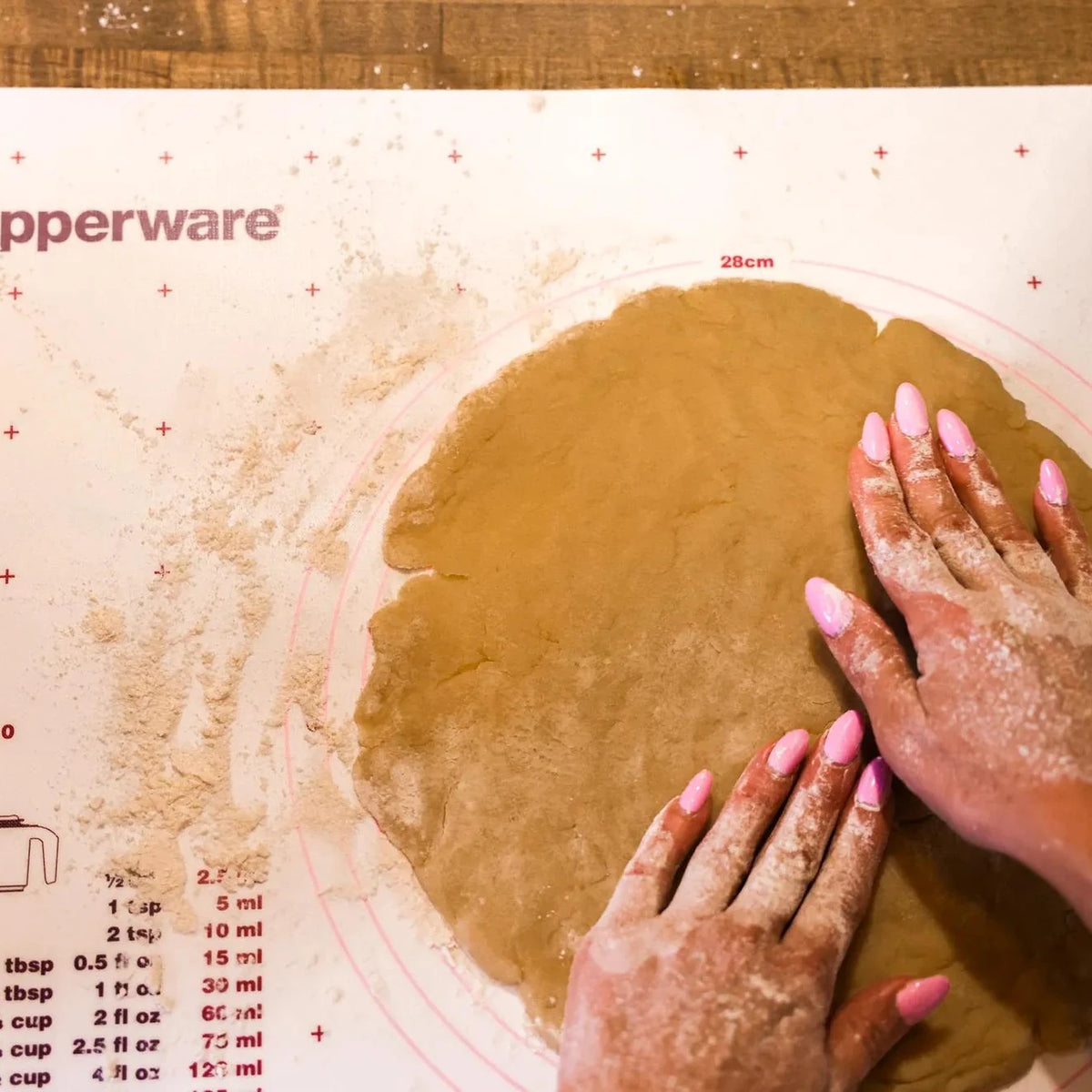 Tupperware Teigunterlage beim Ausrollen von Teig in Anwendung