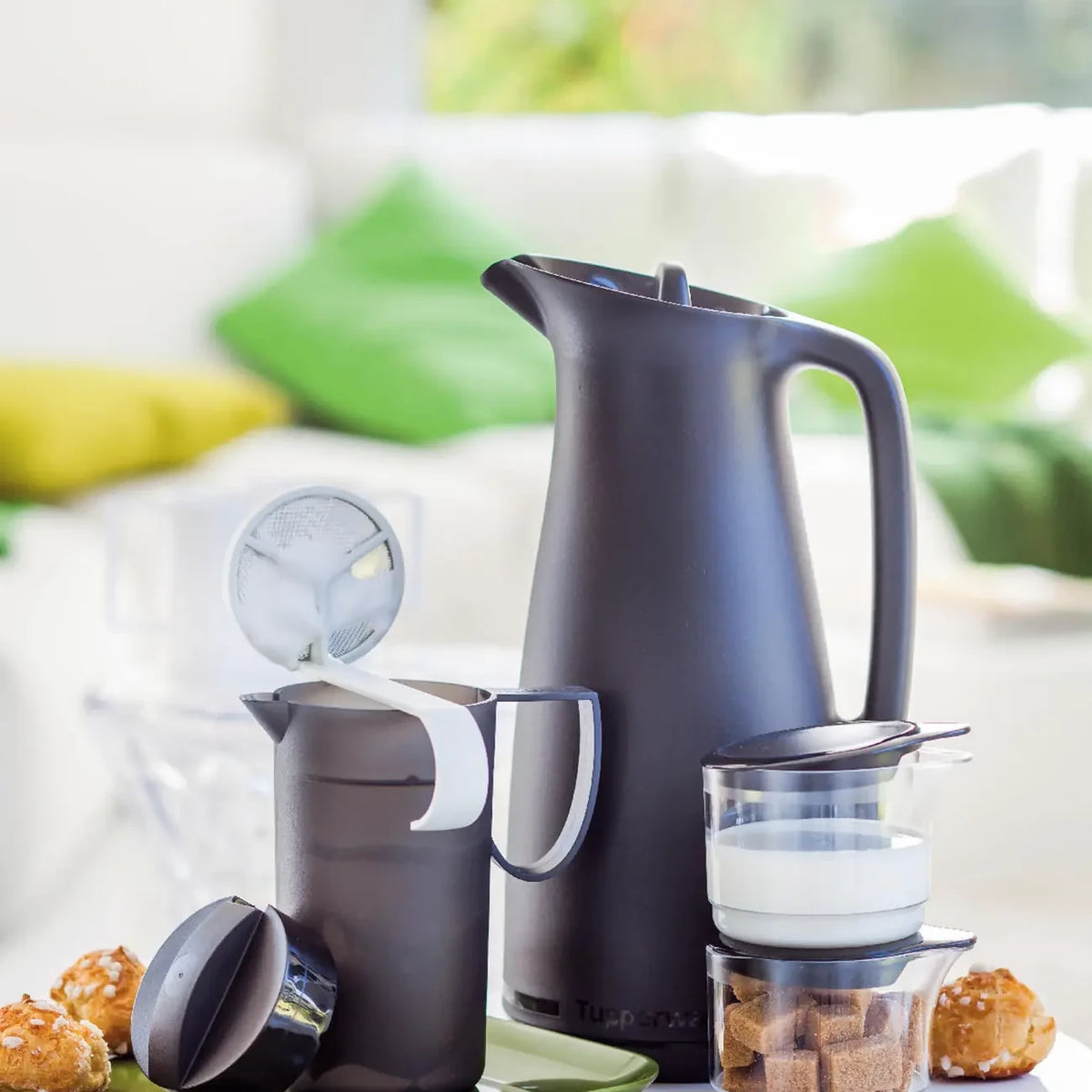 Tupperware Crema Momenti Set komplett mit Gebäck serviert