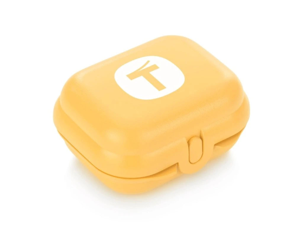 Oyster Mini Twin Box von der Marke Tupperware / in der Farbe Gelb mit BigT Design / Ideal zum Aufbewahren von Kleinigkeiten / Passt in jede Tasche / handlich durch ihre abgerundete Form / leicht zu öffnen und zu schließen / hier direkt online kaufen 