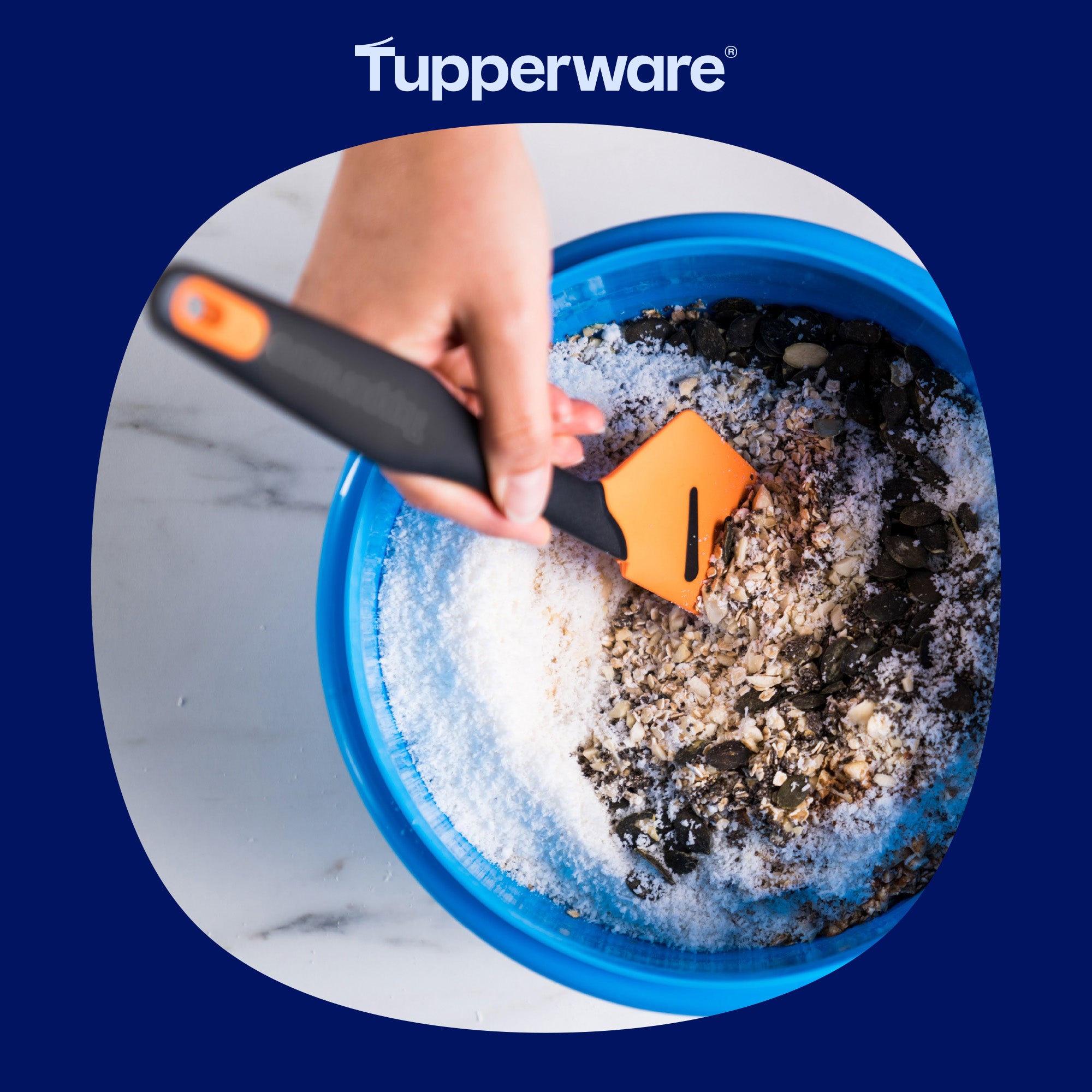Top-Schaber, Griffbereit in Orange von der Marke Tupperware / Flexibler Silikonschaber / zum Vermengen und Ausschaben / Küchenhelfer / mit ergonomischen Griff / Teigschaber / Beispielbild Teigvermengen / Hier direkt online kaufen