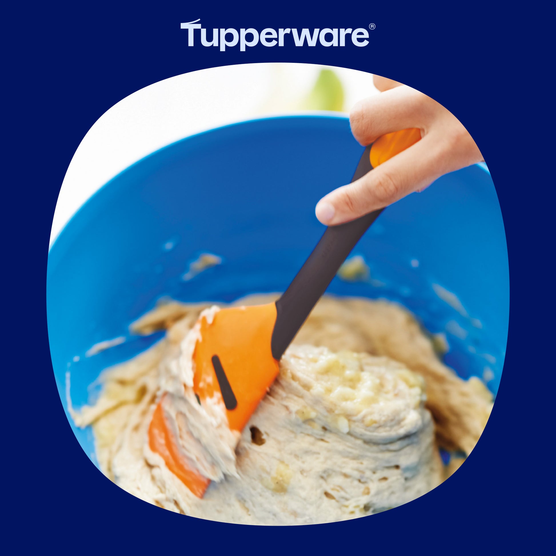 Top-Schaber, Griffbereit in Orange von der Marke Tupperware / Flexibler Silikonschaber / zum Vermengen und Ausschaben / Küchenhelfer / mit ergonomischen Griff / Teigschaber / Beispielbild Teigvermengen 2 / Hier direkt online kaufen