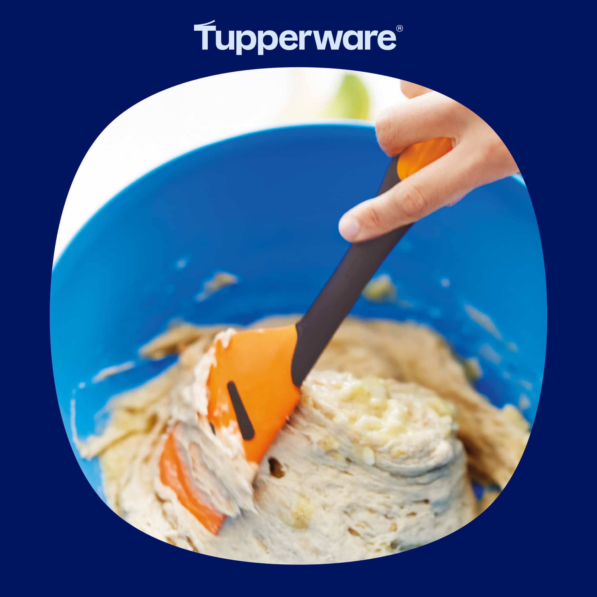 Top-Schaber, Griffbereit in Orange von der Marke Tupperware / Flexibler Silikonschaber / zum Vermengen und Ausschaben / Küchenhelfer / mit ergonomischen Griff / Teigschaber / Beispielbild Teigvermengen 2 / Hier direkt online kaufen
