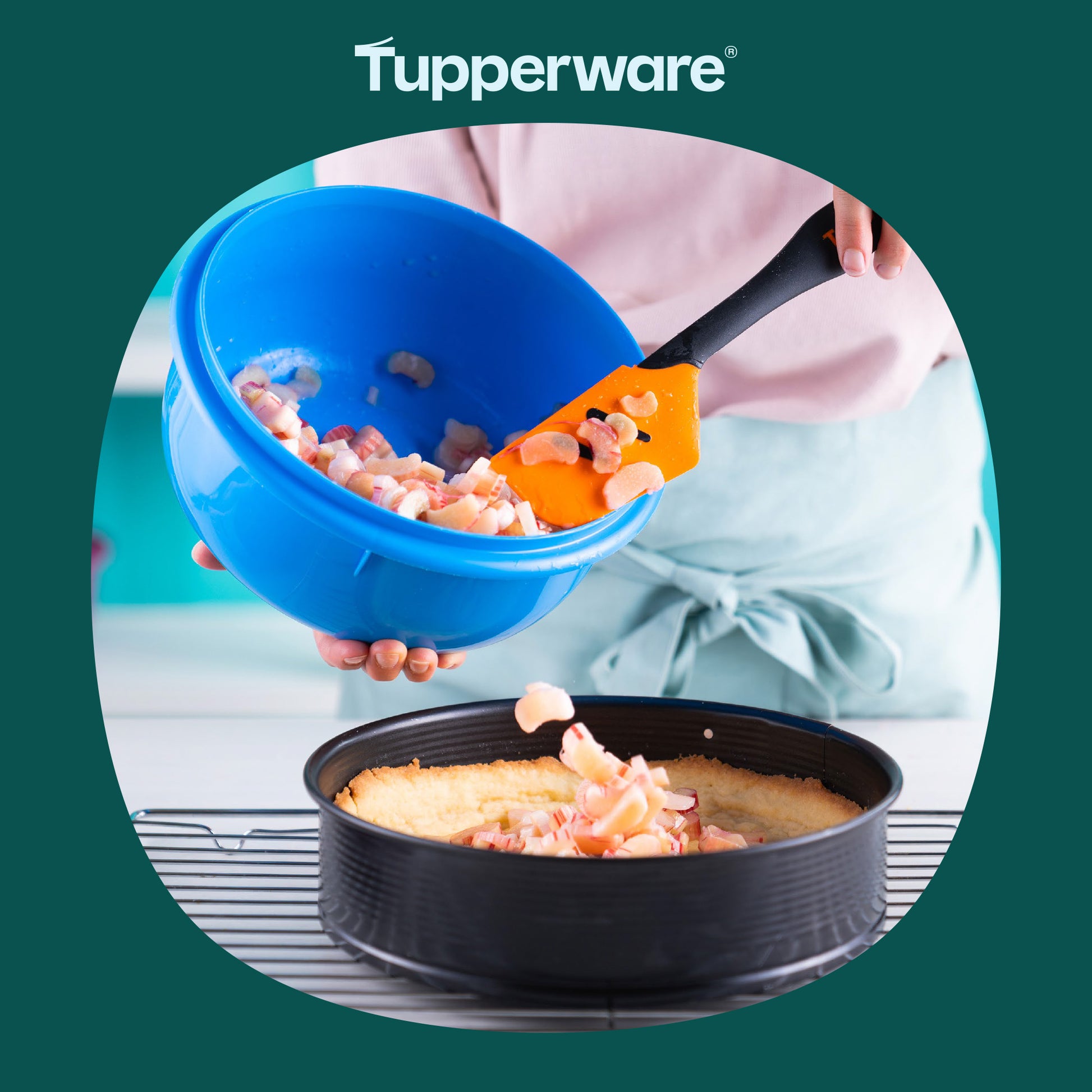 Top-Schaber, Griffbereit in Orange von der Marke Tupperware / Flexibler Silikonschaber / zum Vermengen und Ausschaben / Küchenhelfer / mit ergonomischen Griff / Teigschaber / Beispielbild Kuchenbelegen / Hier direkt online kaufen