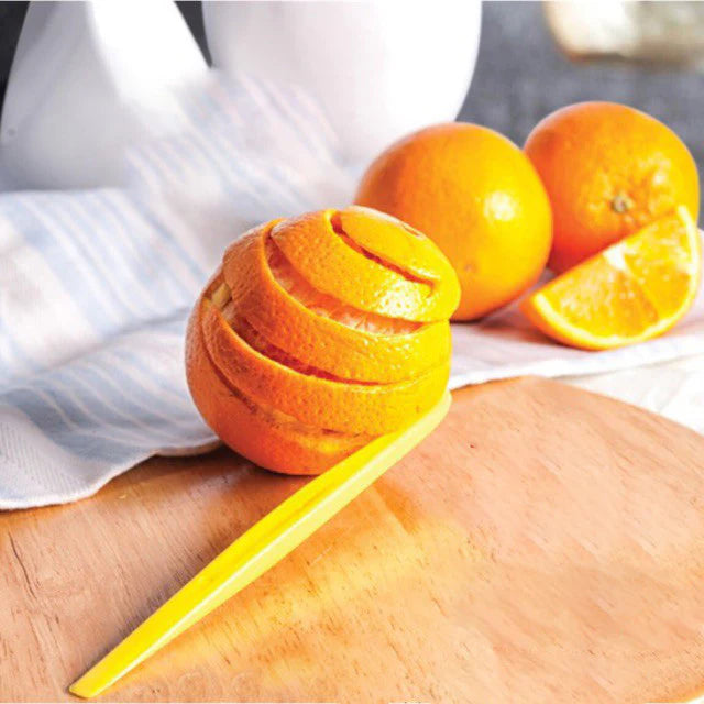 Apfelsinenschäler der Marke Tupperware / in der Farbe Orange / Beidhändig nutzbar / Einfaches Schälen / Kompakte Größe / auch geeignet für Limette, Orange, Grapefruit, Mandarinen und Pomelos / Beispielbild mit Frucht / Hier direkt online kaufen