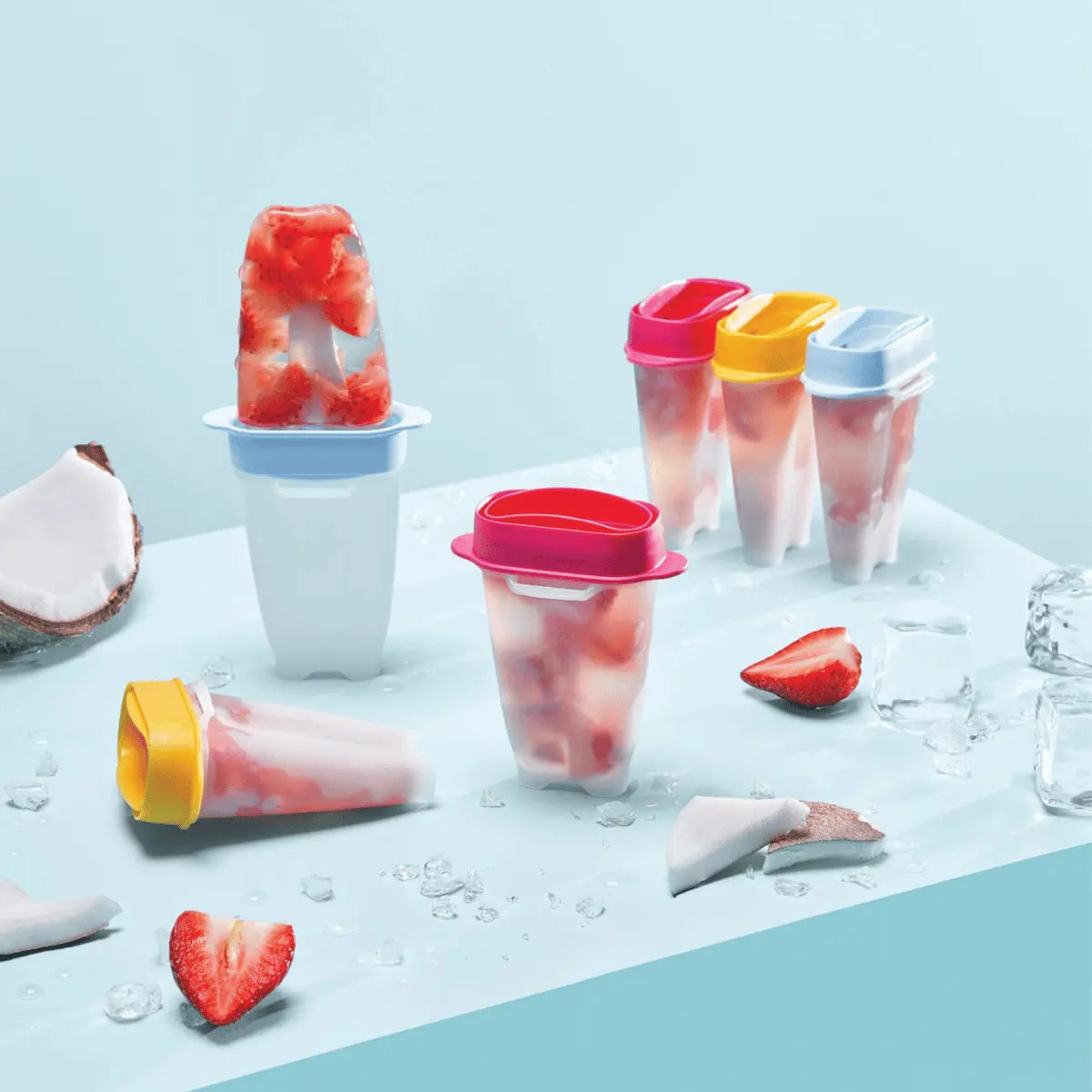 Lollitups Eisformen 65ml Eis Kristall von der Marke Tupperware / In vielen Farben erhältlich / Für Eis am Stiehl / wieder verwendbar / Beispiel Bild Lollitup mit Erdbeer Eis / Hier direkt online kaufen 