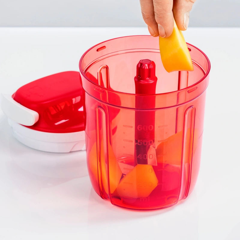 SuperSonic Multi Chef von der Marke Tupperware / Schneidet perfekt Obst, Kräuter und Gemüse / auch zum zubereiten von Smoothies, Pürees und Salatdressings geeignet / mit Quirl Einsatz / Funktioniert ohne Strom mit Zugmechanismus / Praktisch zum Mitnehmen / Hier direkt online kaufen 