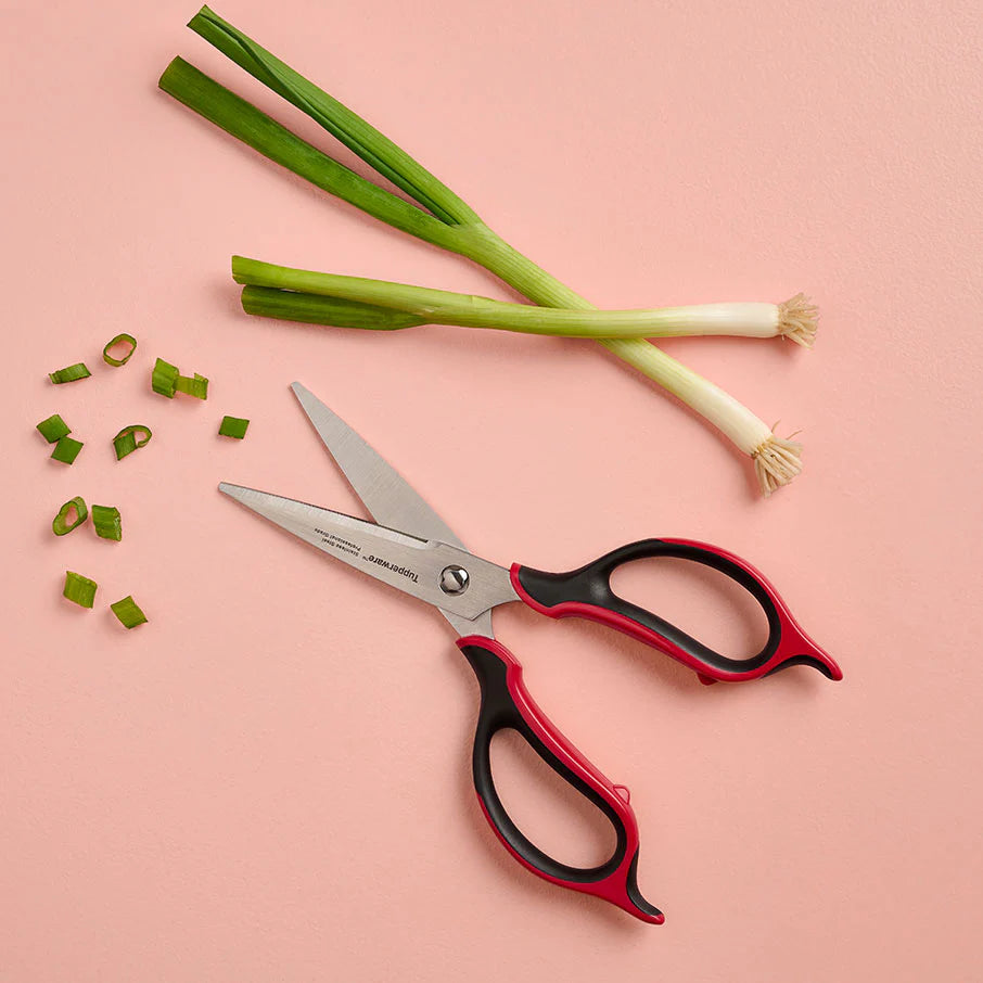 Ergonomic Küchenschere von der Marke Tupperware / Komfort beim Schneiden / gummierter ergonomischer Griff / für Papier, Kräuter oder auch Schnittblumen / Wellen und Flachschliff / Für Rechtsund Linkshänder / Beispielbild mit Kräutern / Hier direkt online kaufen 