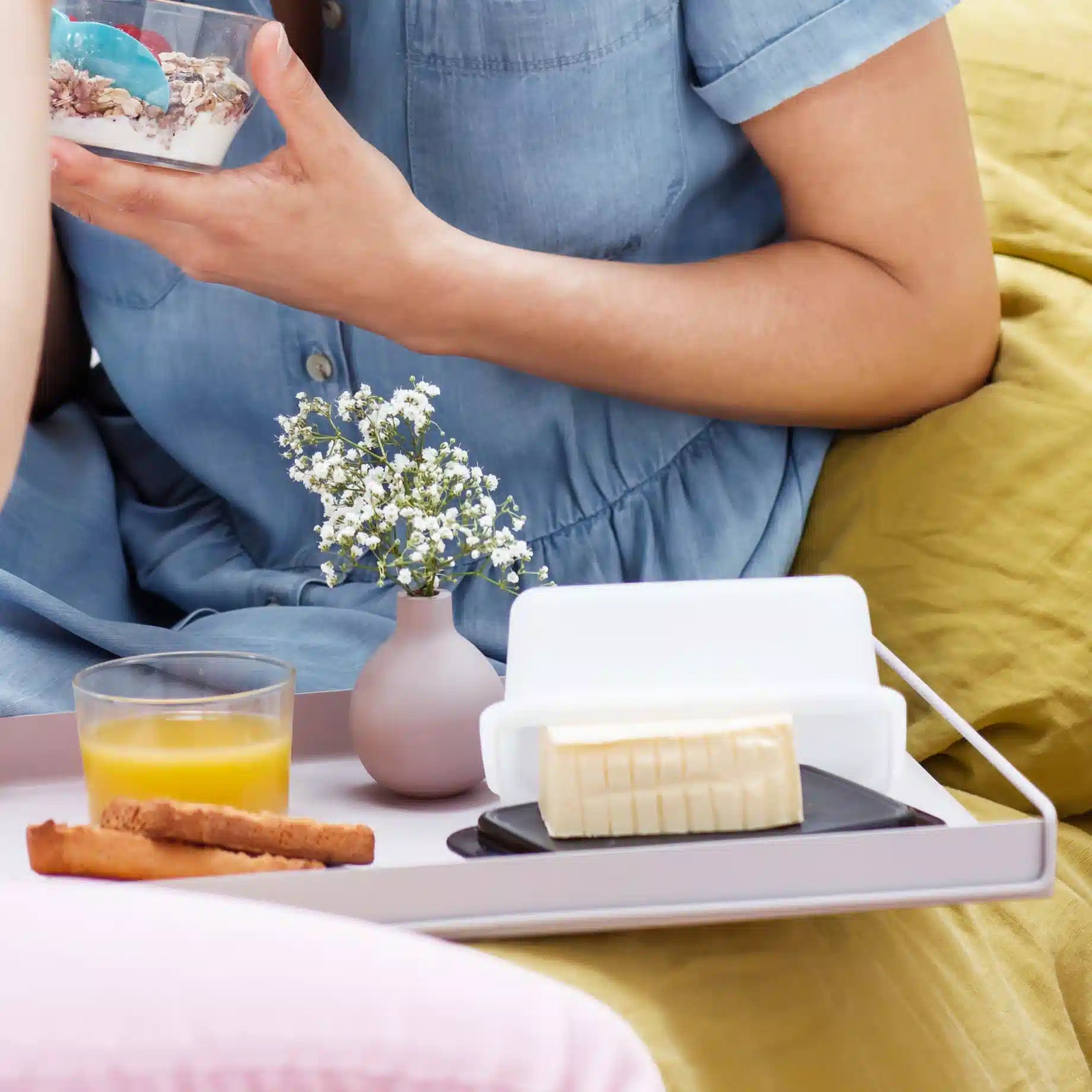 Tupperware Ersatzteil Haubendeckel Nr. 1841 / Haubendeckel für Butterdose / Farbe Weiß / Beispielbild auf dem Tisch / Ersatzteil hier direkt online kaufen