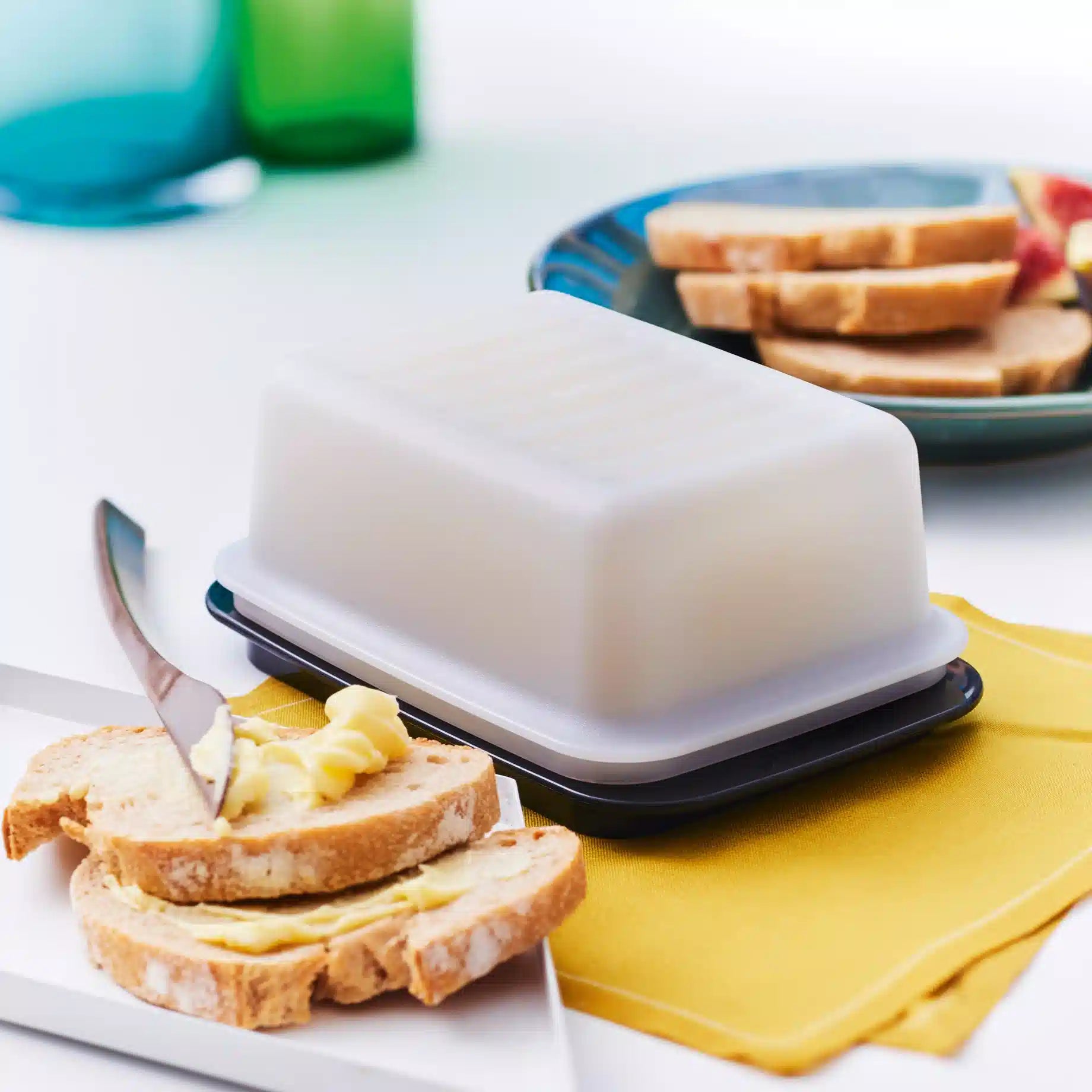 Tupperware Ersatzteil Haubendeckel Nr. 1841 / Haubendeckel für Butterdose / Farbe Weiß / Beispielbild auf dem Tisch 2 / Ersatzteil hier direkt online kaufen