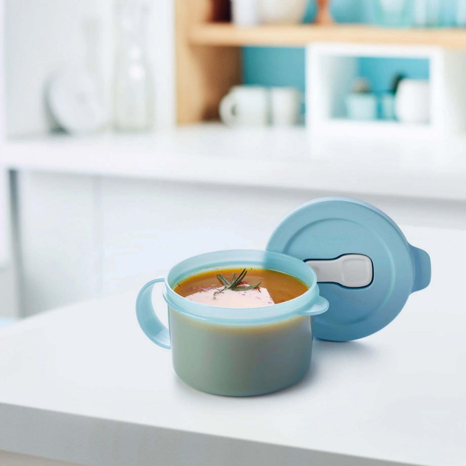 MicroTup Suppentasse 520ml in Blau von der Marke Tupperware / Perfekt zum Aufbewahren und Erwärmen / Ideal für die Mittagspause / Beispielbild gefüllt mit Suppe / Hier direkt online kaufen
