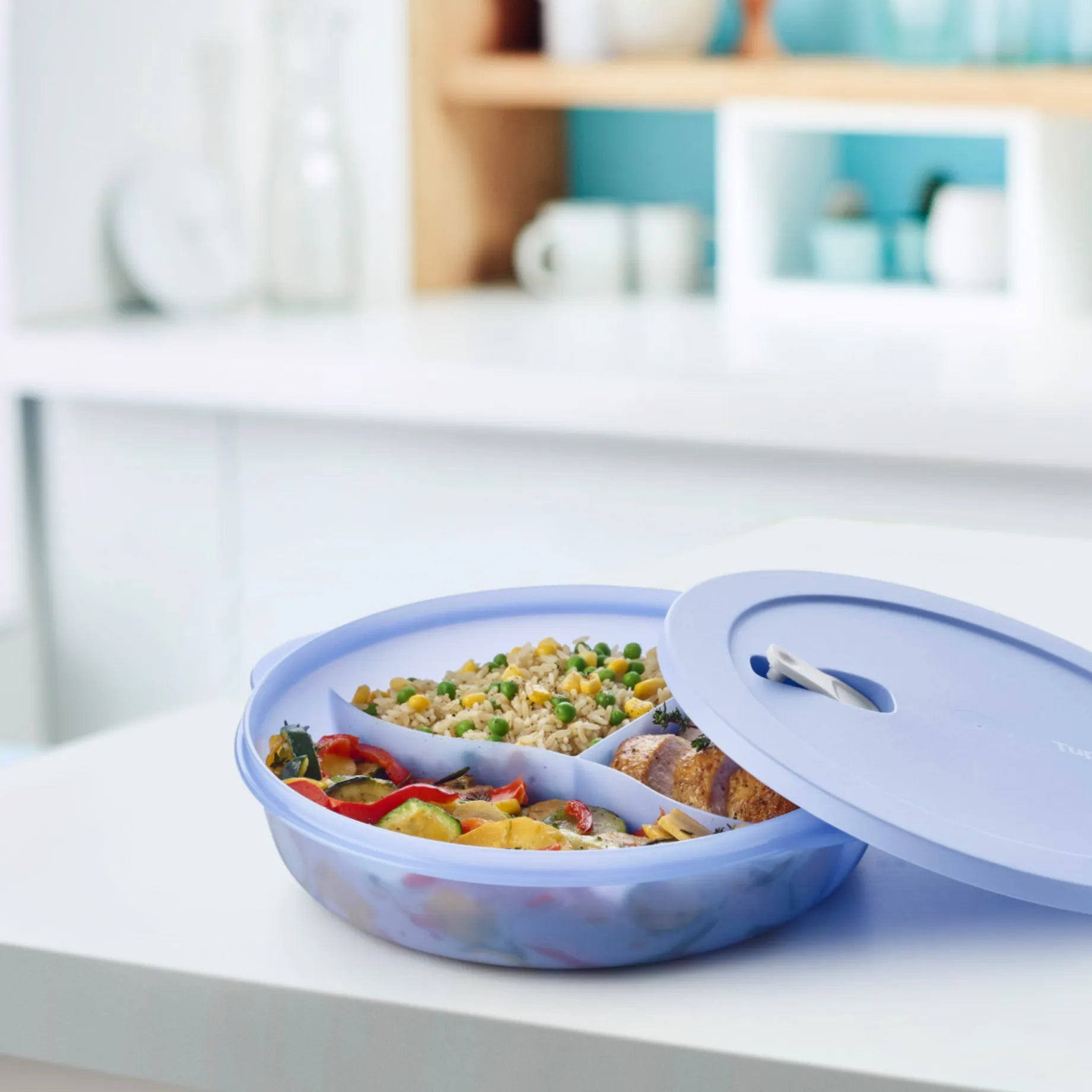 MicroTup Menüteller in Blau von der Marke Tupperware / zum vorkochen, mitnehmen und aufwärmen / Deckel mit Ventil / fest Schließender Deckel / Unterteilt in drei Bereiche / Hier direkt online Kaufen 