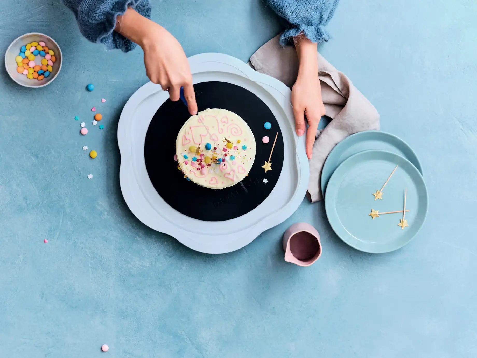 SchneidRunde Schneidunterlage von der Marke Tupperware in der Farbe Schwarz / 28 cm / Perfekt als Unterlage für Torten und Kuchen / Flexibel und dünn / Rutschfest / Hier direkt online kaufen 