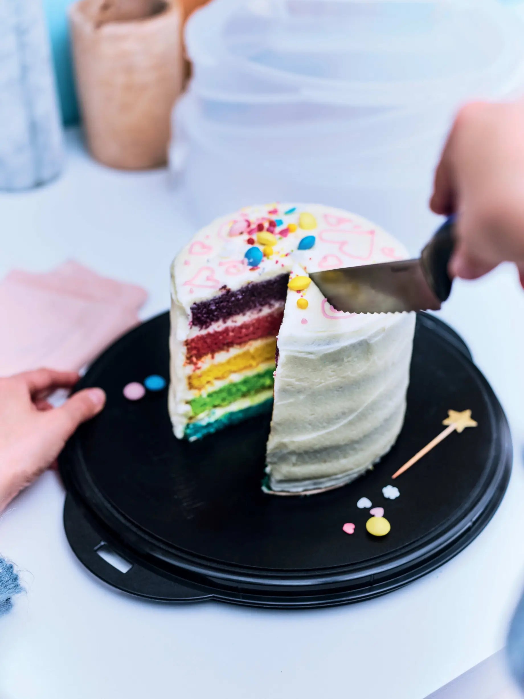 SchneidRunde Schneidunterlage von der Marke Tupperware in der Farbe Schwarz / Perfekt als Unterlage für Torten und Kuchen / Flexibel und dünn / Beispielbild mit Torte zusehen / Rutschfest / Hier direkt online kaufen 