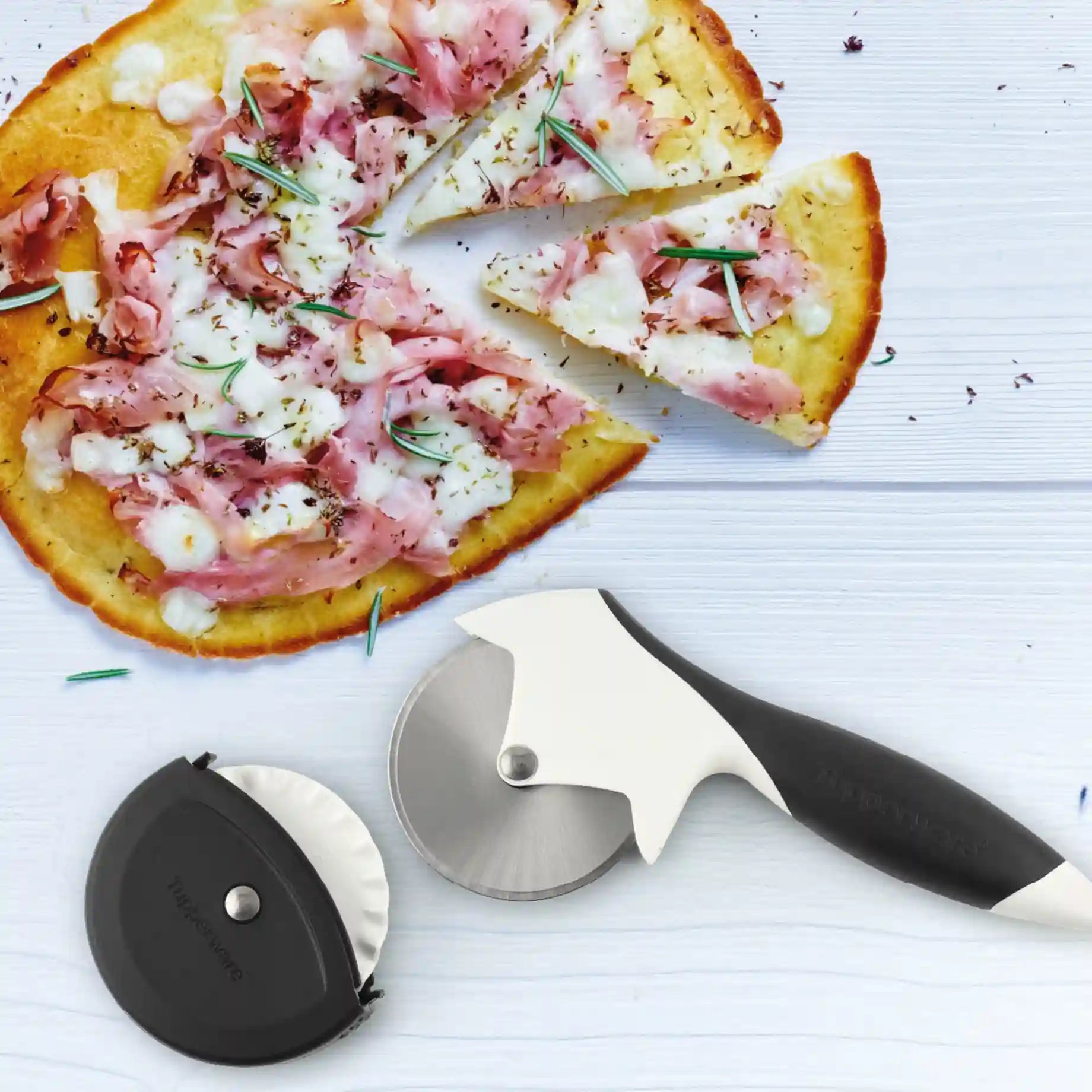 Rad Profi Pizzaschneider Teigrädchen von der Marke Tupperware / Pizzaschneider und Teigrädchen in einem / auch ideal für Flammkuchen, Quiche und Lorraine / mit ergonomischen griff / Beispielbild mit Flammkuchen / Hier direkt online kaufen 