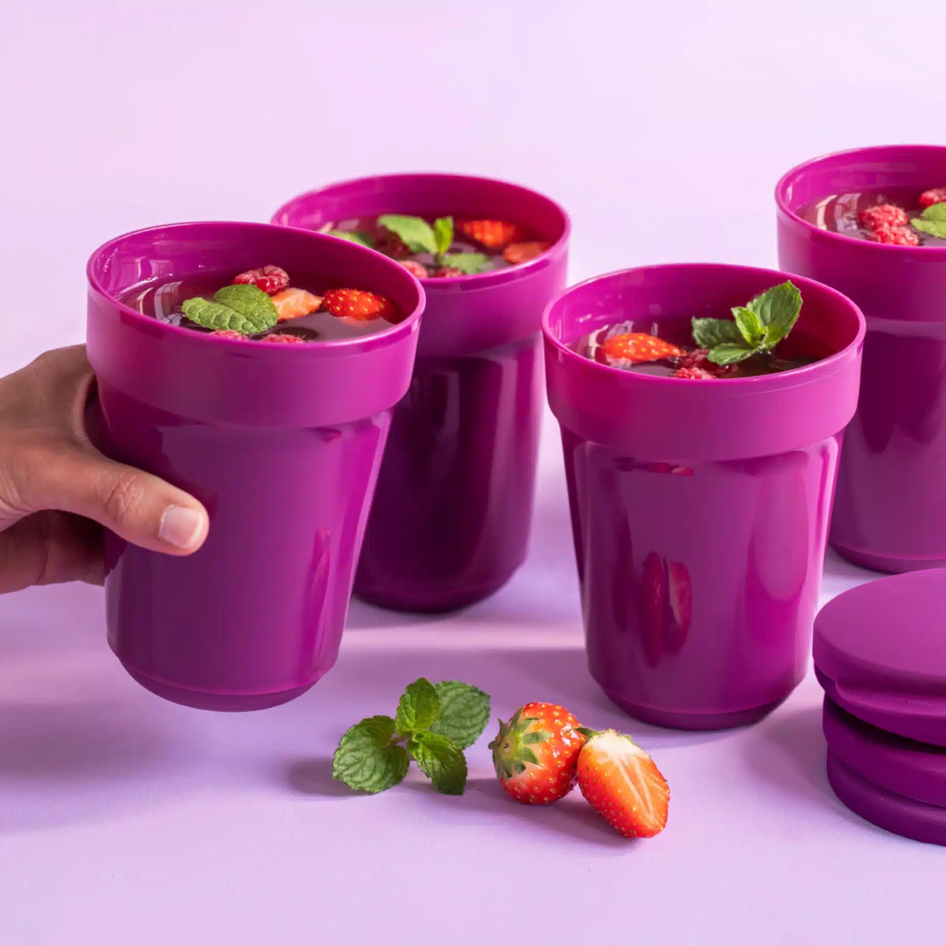 Aloha Becher 470ml mit Deckel von der Marke Tupperware in der Farbe Beere / robust und wieder verwendbar / platzsparend / mit Ergonomischen Griff / Hier direkt online kaufen