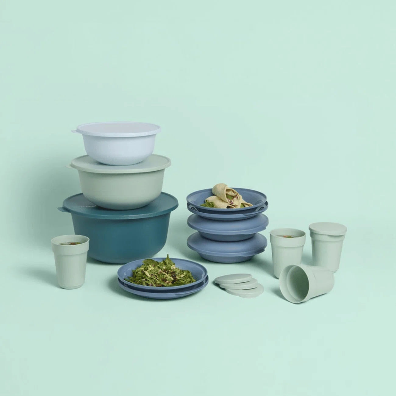 Aloha Becher 470ml mit Deckel, von der Marke Tupperware in der Farbe Grün / Platzsparend / Perfekt für Unterwegs / In Ergonomischer Form / Leichtes aber Stabiles Material / Auf dem Bild ist ein Beispiel vom ganzen Aloha Set zusehen / Hier direkt online kaufen