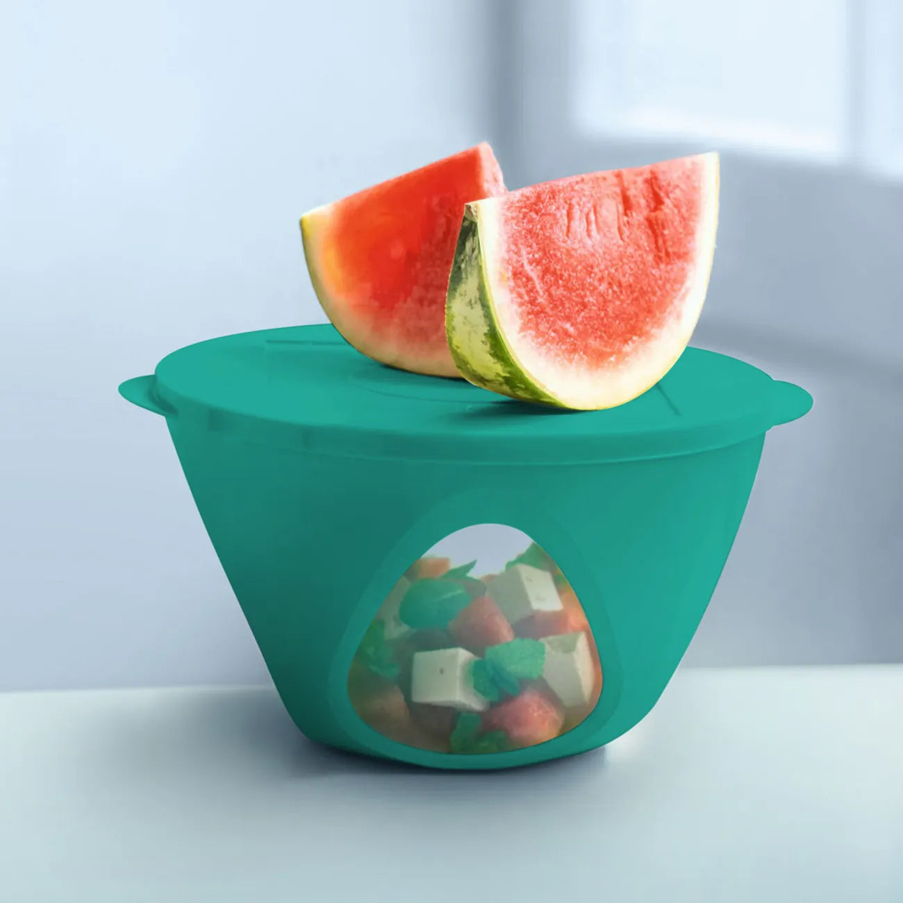 Mediterano 4,3l mit Deckel in Grün von der Marke Tupperware / Moderne Form mit Transparenten Bogenfenstern / zum Transportieren, Anrichten, Vorbereiten und Servieren / Beispielbild Mediterrano mit Salat gefüllt / Hier direkt online kaufen
