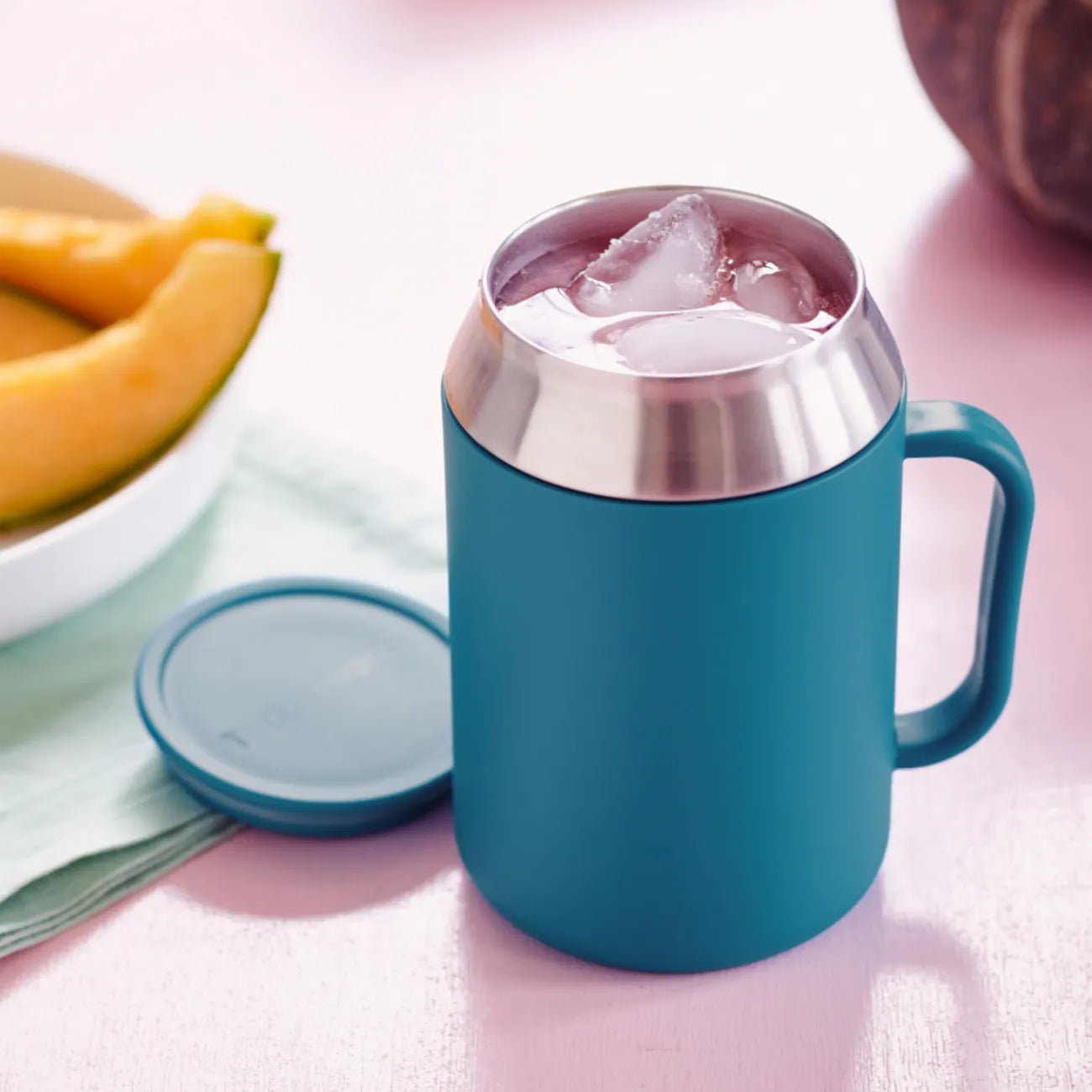Isobecher 400ml von der Marke Tupperware / aus hochwertigem Edelstahl / Perfekt für Büro oder Home Office / mit Ergonomischen Griff / mit passendem Deckel / Beispielbild Isobecher mit kaltem Getränk / Hier direkt online kaufen