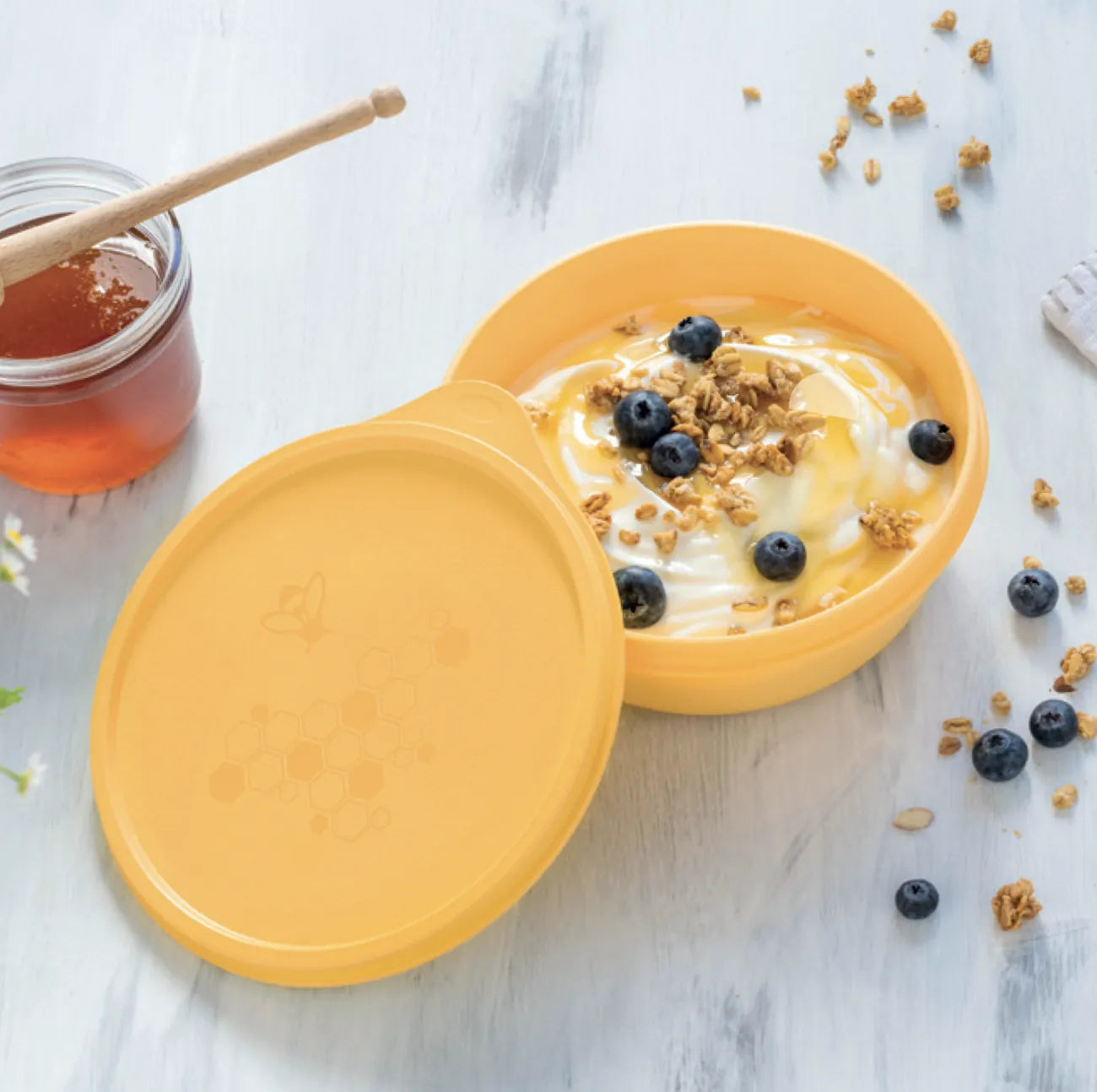 Frische Behälter 630ml Große Biene von der Marke Tupperware / in der Farbe Gelb / Perfekt für Meal Preps / dicht schließender Deckel / Beispielbild Frische  Behälter mit Frühstück gefüllt / Hier direkt online kaufen