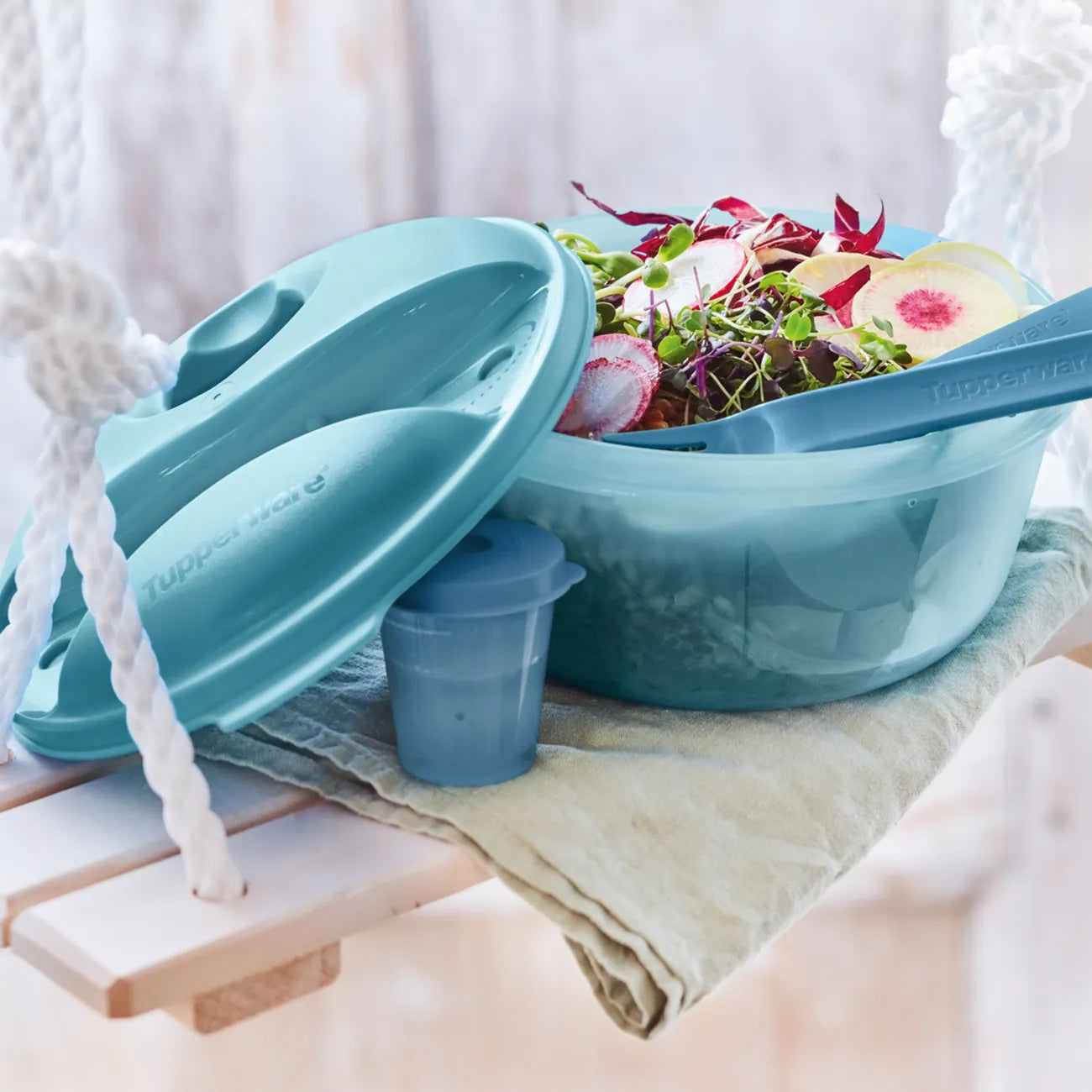 Salat To Go 1,4l Essential von der Marke Tupperware / zum Mitnehmen von Salat, Snacks und Ähnlichen / mit Besteck Halterung am Deckel / Extra Behälter für das Dressing / Perfekt für Picknick und Mittagspause / Beispielbild Behälter mit Salat gefüllt / Hier direkt online kaufen 