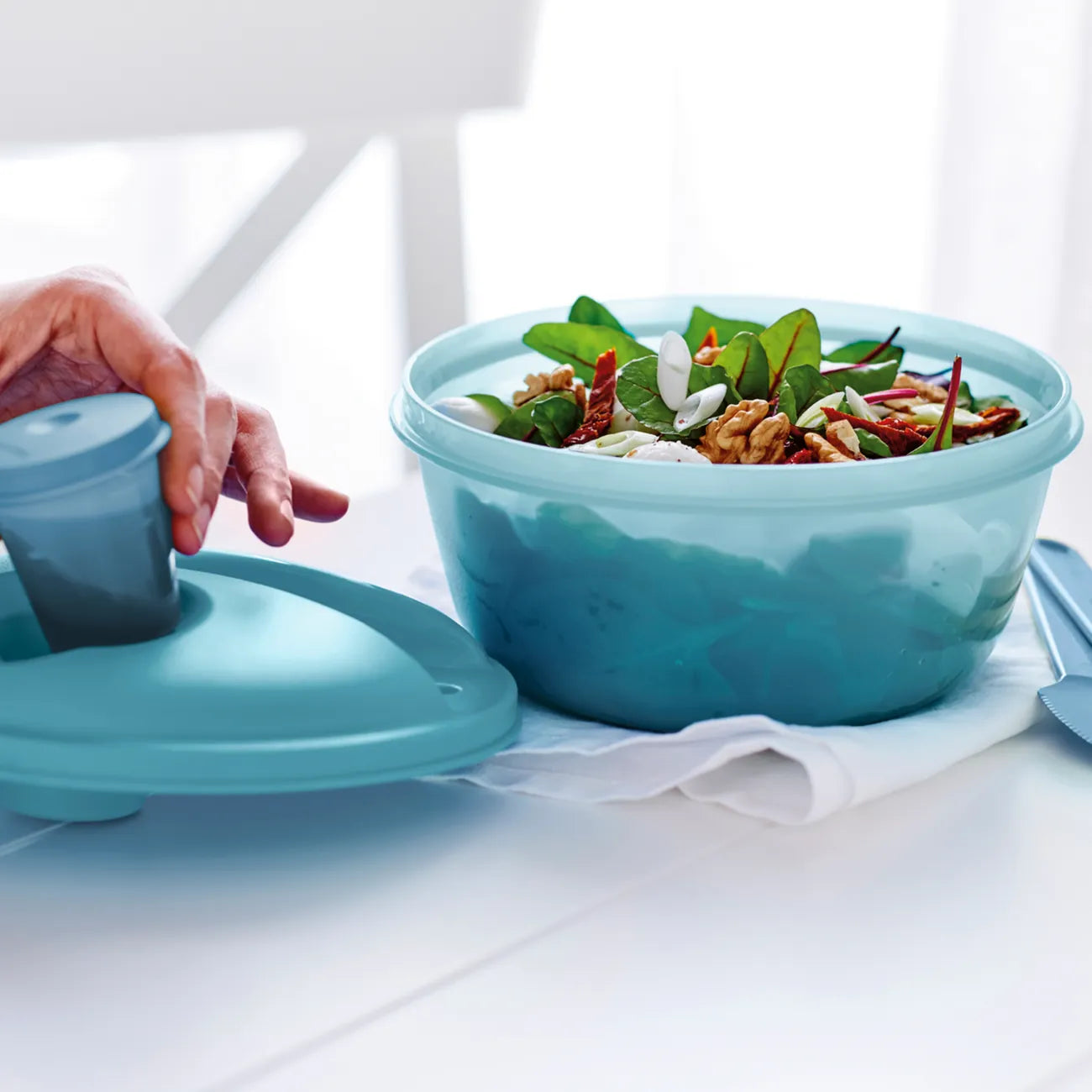 Salat To Go 1,4l Essential von der Marke Tupperware / zum Mitnehmen von Salat, Snacks und Ähnlichen / mit Besteck Halterung am Deckel / Extra Behälter für das Dressing / Perfekt für Picknick und Mittagspause / Beispielbild Behälter mit Salat gefüllt 2 / Hier direkt online kaufen 