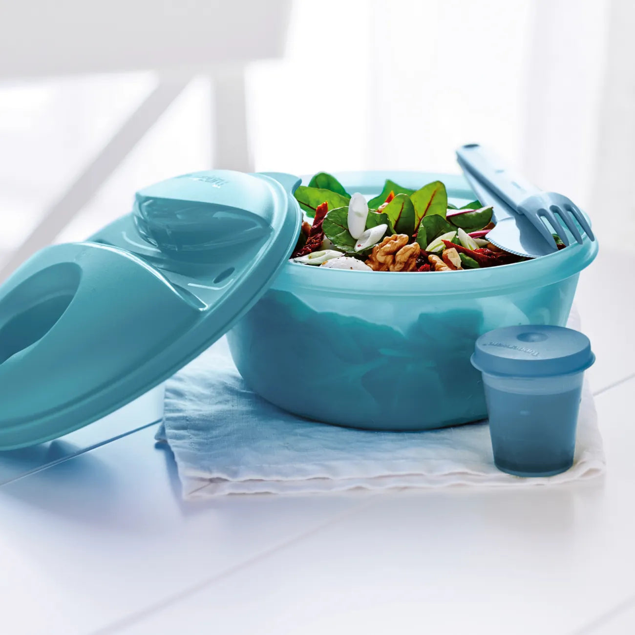 Salat To Go 1,4l Essential von der Marke Tupperware / zum Mitnehmen von Salat, Snacks und Ähnlichen / mit Besteck Halterung am Deckel / Extra Behälter für das Dressing / Perfekt für Picknick und Mittagspause / Beispielbild Behälter mit Salat gefüllt 3 / Hier direkt online kaufen 