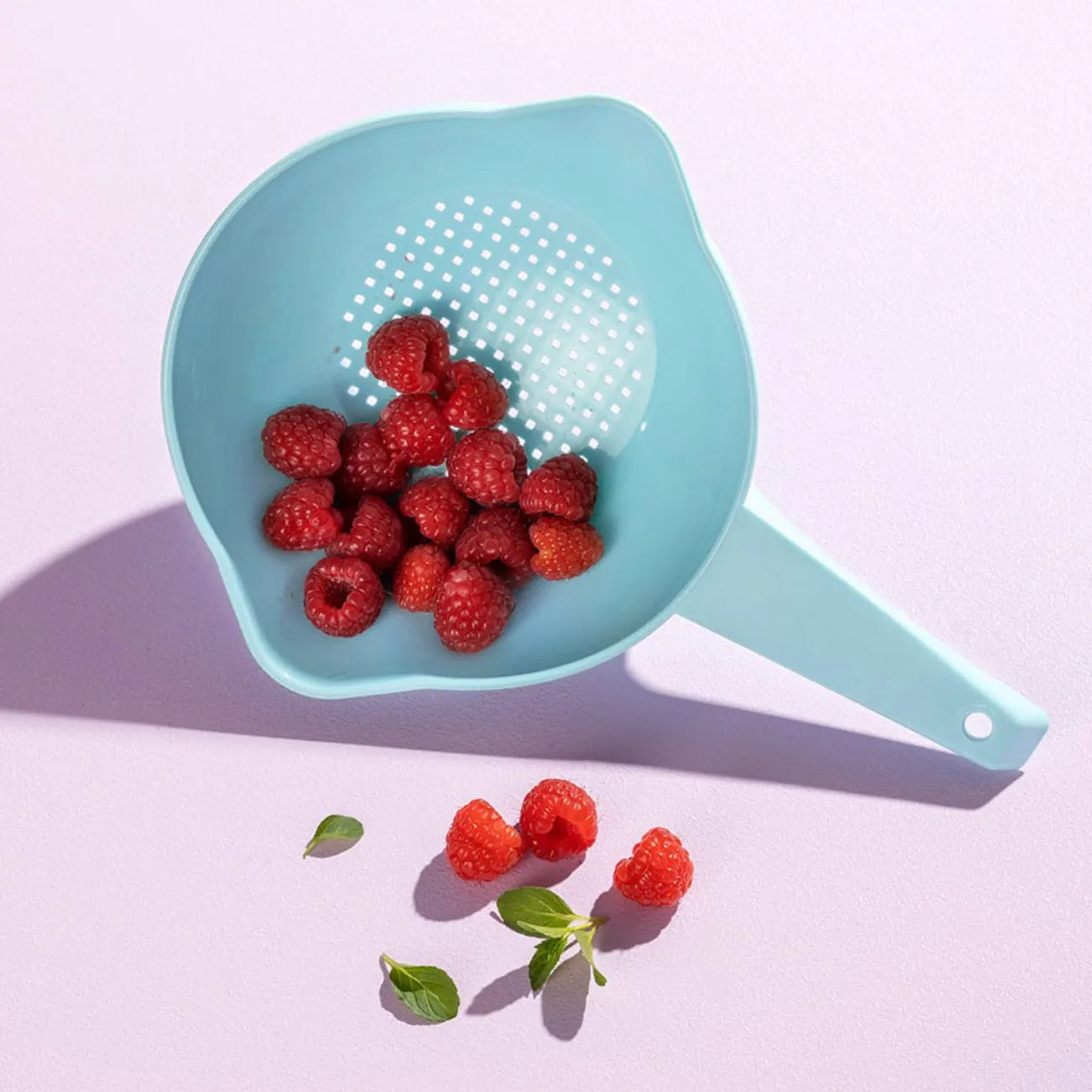 Goldregen Sieb 950ml von der Marke Tupperware / Küchensieb / zum Obst und Gemüse Waschen, Abtropfen und Abgießen / Mit Stabilem Griff / Praktische Ausgießmulde / Optimale Abtropflöcher / Standfest / Beispiel Bild Abgewaschenen Himbeeren / Hier direkt online kaufen 
