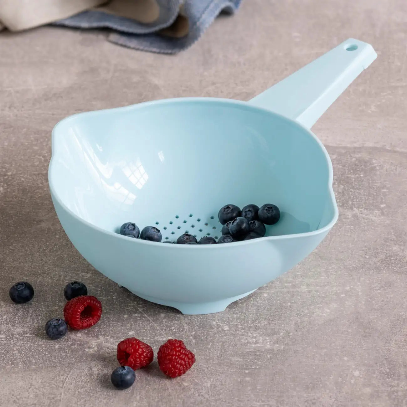 Goldregen Sieb 950ml von der Marke Tupperware / Küchensieb / zum Obst und Gemüse Waschen, Abtropfen und Abgießen / Mit Stabilem Griff / Praktische Ausgießmulde / Optimale Abtropflöcher / Beispielbild Standfest / Hier direkt online kaufen 