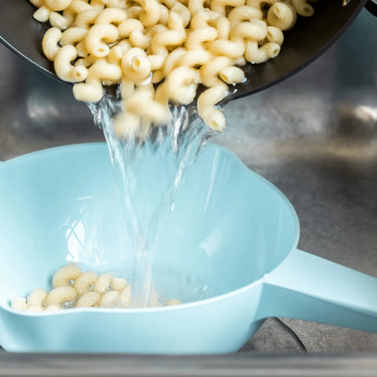 Goldregen Sieb 950ml von der Marke Tupperware / Küchensieb / zum Obst und Gemüse Waschen, Abtropfen und Abgießen / Mit Stabilem Griff / Praktische Ausgießmulde / Optimale Abtropflöcher / Standfest / Beispielbild Nudeln Ab sieben / Hier direkt online kaufen 
