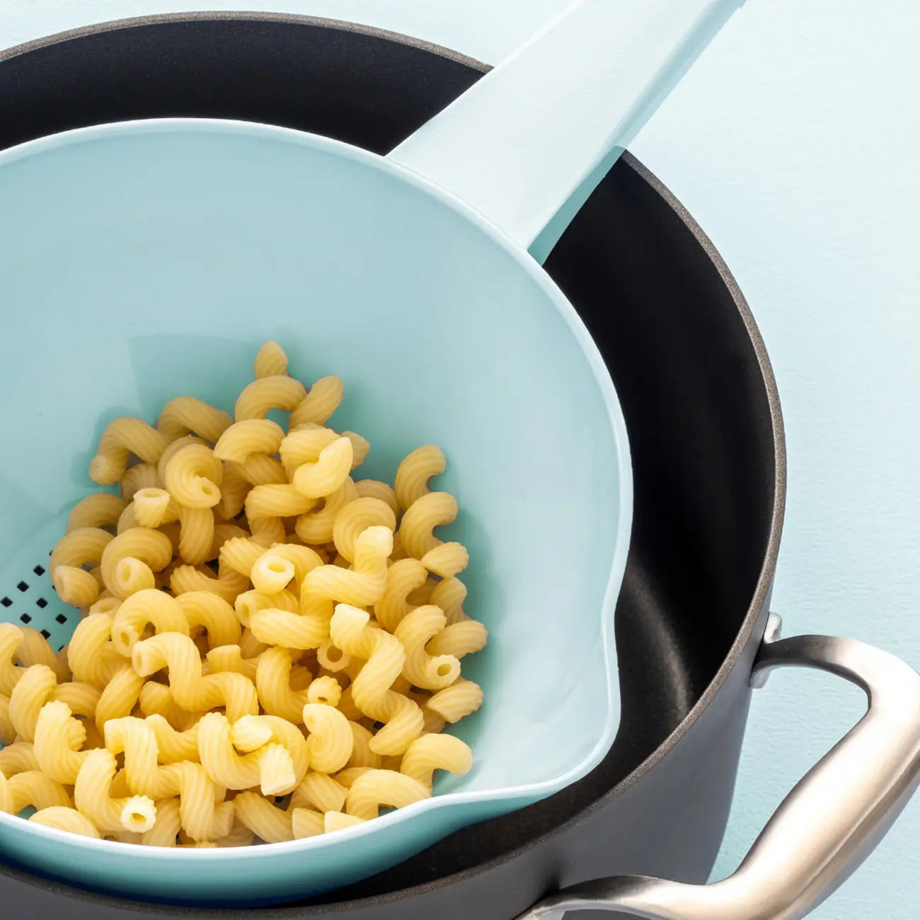 Goldregen Sieb 950ml von der Marke Tupperware / Küchensieb / zum Obst und Gemüse Waschen, Abtropfen und Abgießen / Mit Stabilem Griff / Praktische Ausgießmulde / Optimale Abtropflöcher / Standfest / Beispielbild Sieb im Topf Eingehängt / Hier direkt online kaufen 
