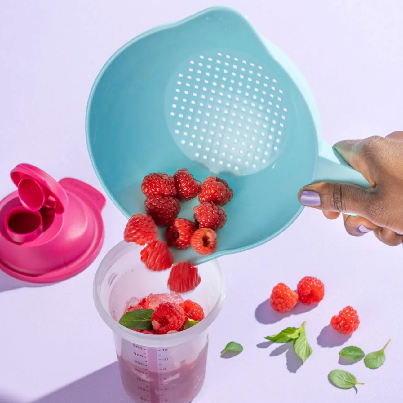 Goldregen Sieb 950ml von der Marke Tupperware / Küchensieb / zum Obst und Gemüse Waschen, Abtropfen und Abgießen / Mit Stabilem Griff / Praktische Ausgießmulde / Optimale Abtropflöcher / Standfest / Beispielbild Beeren Umfüllen / Hier direkt online kaufen 