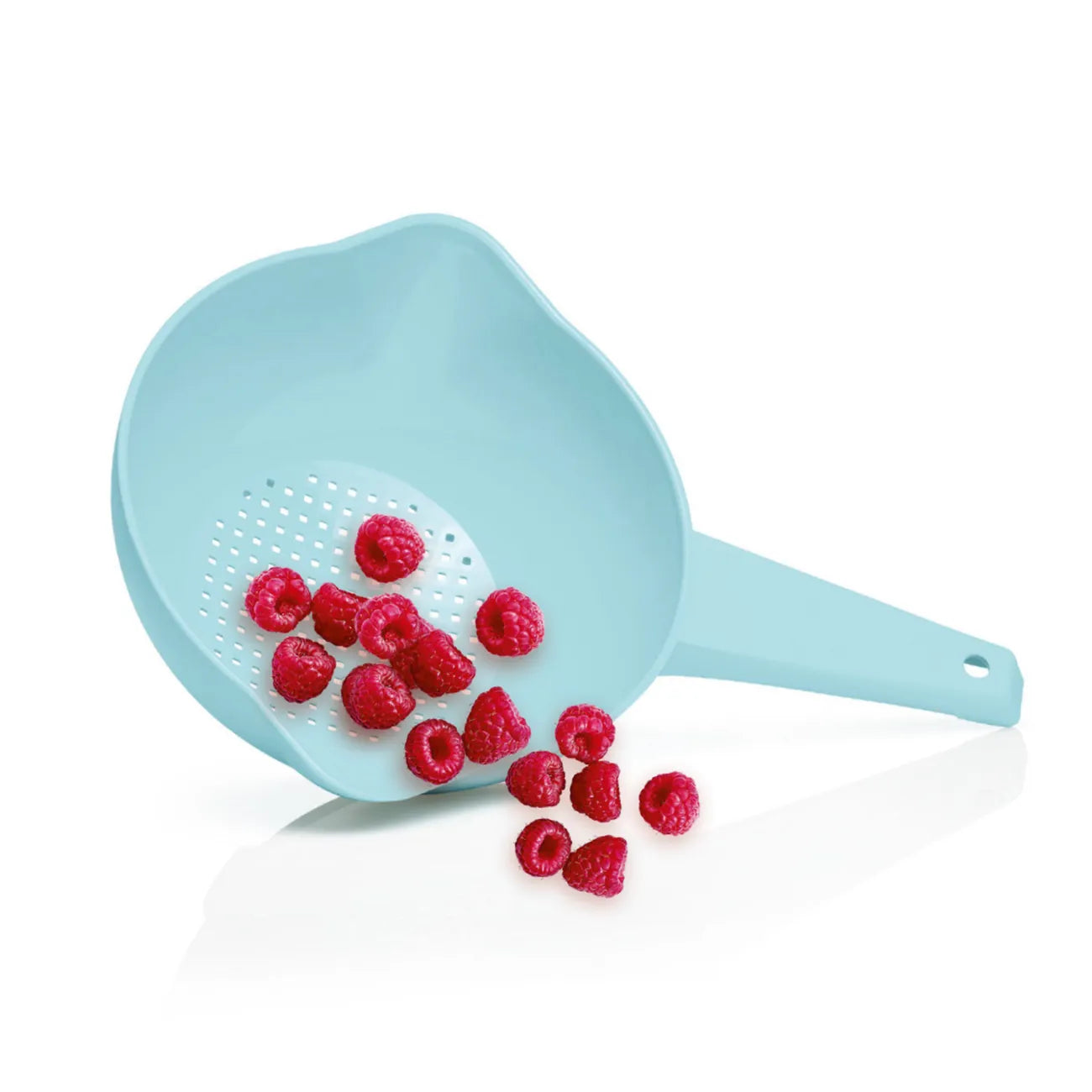 Goldregen Sieb 950ml von der Marke Tupperware / Küchensieb / zum Obst und Gemüse Waschen, Abtropfen und Abgießen / Mit Stabilem Griff / Praktische Ausgießmulde / Optimale Abtropflöcher / Standfest / Beispielbild Himbeeren im Sieb / Hier direkt online kaufen 