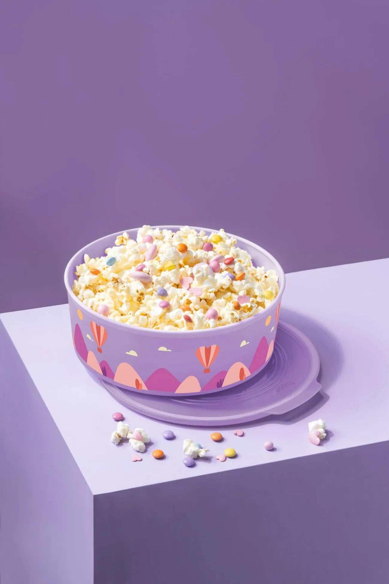 Baseline 1,5l Rund Quadro Lila von der Marke Tupperware / Kecks und Snackdose / Perfekt für Süße und Herzhafte Snacks / Einfach zu Öffnen / Stapelbar /   Beispielbild gefüllt mit Popcorn / Hier direkt online kaufen 