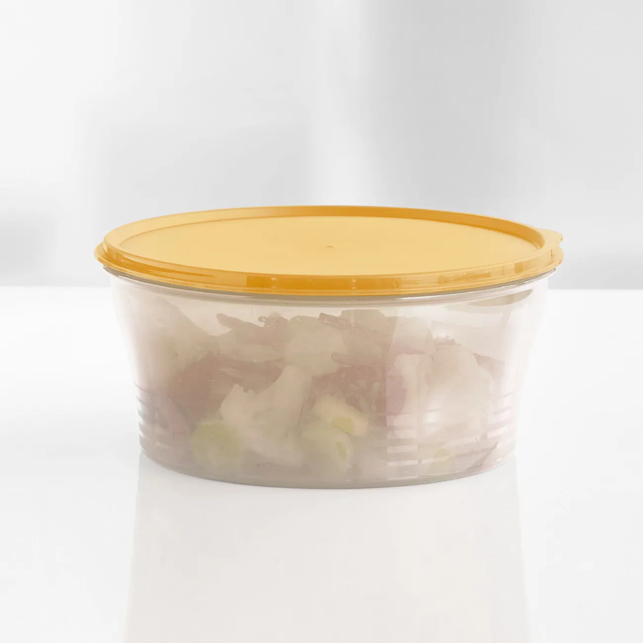 Frische Behälter 1,9l Classic von der Marke Tupperware / Modular Stapelbar / mit Luftdichten und Auslaufsicheren Deckeln / Ineinander Stapelbar / leichtes Öffnen / Perfekt zum Transportieren von Lebensmitteln / Beispielbild mit Deckel geschlossen / Hier direkt online kaufen 