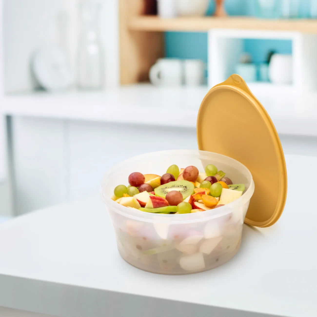 Frische Behälter 1,9l Classic von der Marke Tupperware / Modular Stapelbar / mit Luftdichten und Auslaufsicheren Deckeln / Ineinander Stapelbar / leichtes Öffnen / Perfekt zum Transportieren von Lebensmitteln / Beispielbild gefüllt mit Salat 2 / Hier direkt online kaufen